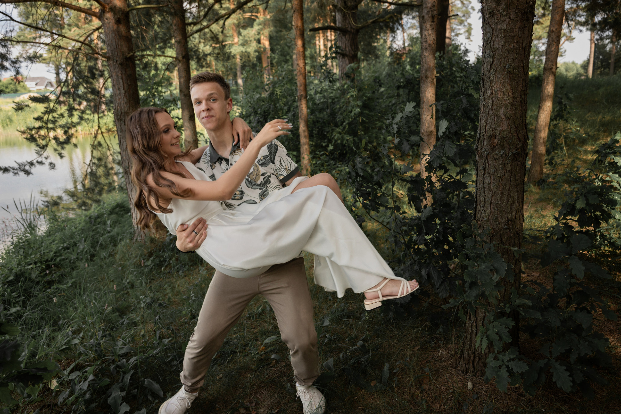 Фотограф ловит эмоциональный момент на выпускном в Рыбинске