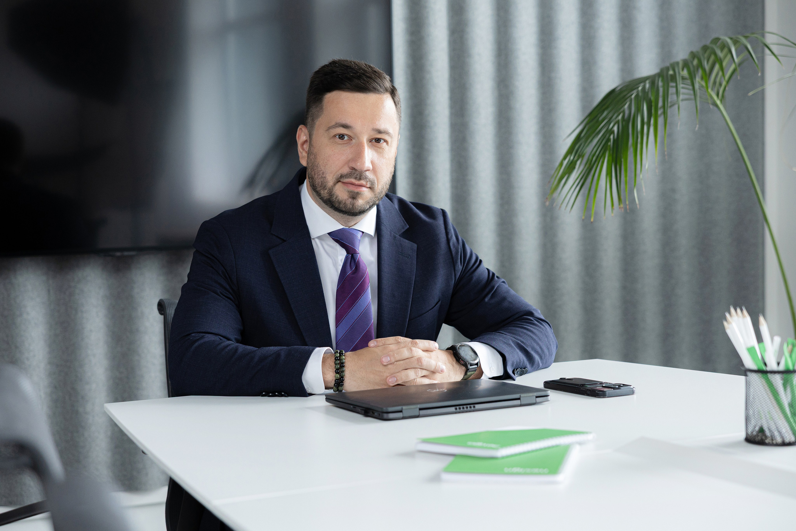 Бизнес-портрет мужчины за столом в офисе компании