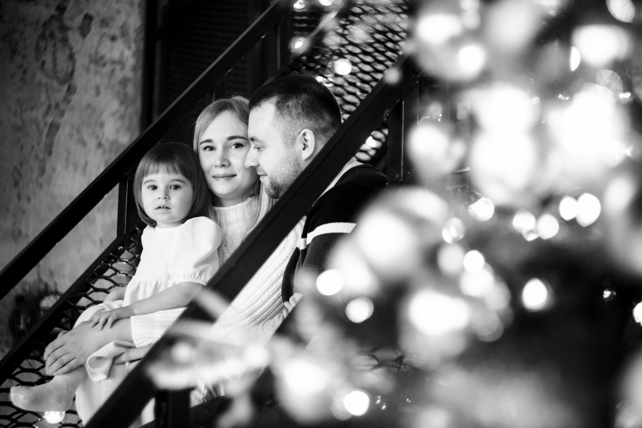 Счастливая семья на природе отмечает день рождения внука.