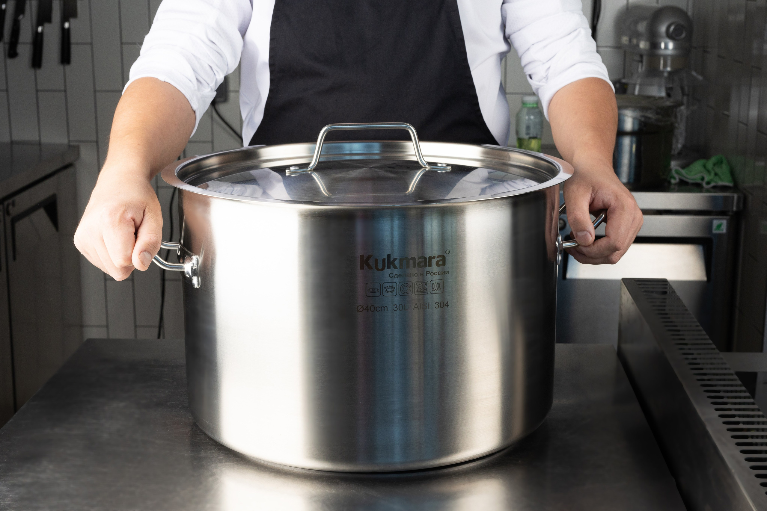 Котел kukmara в руках у шеф повара