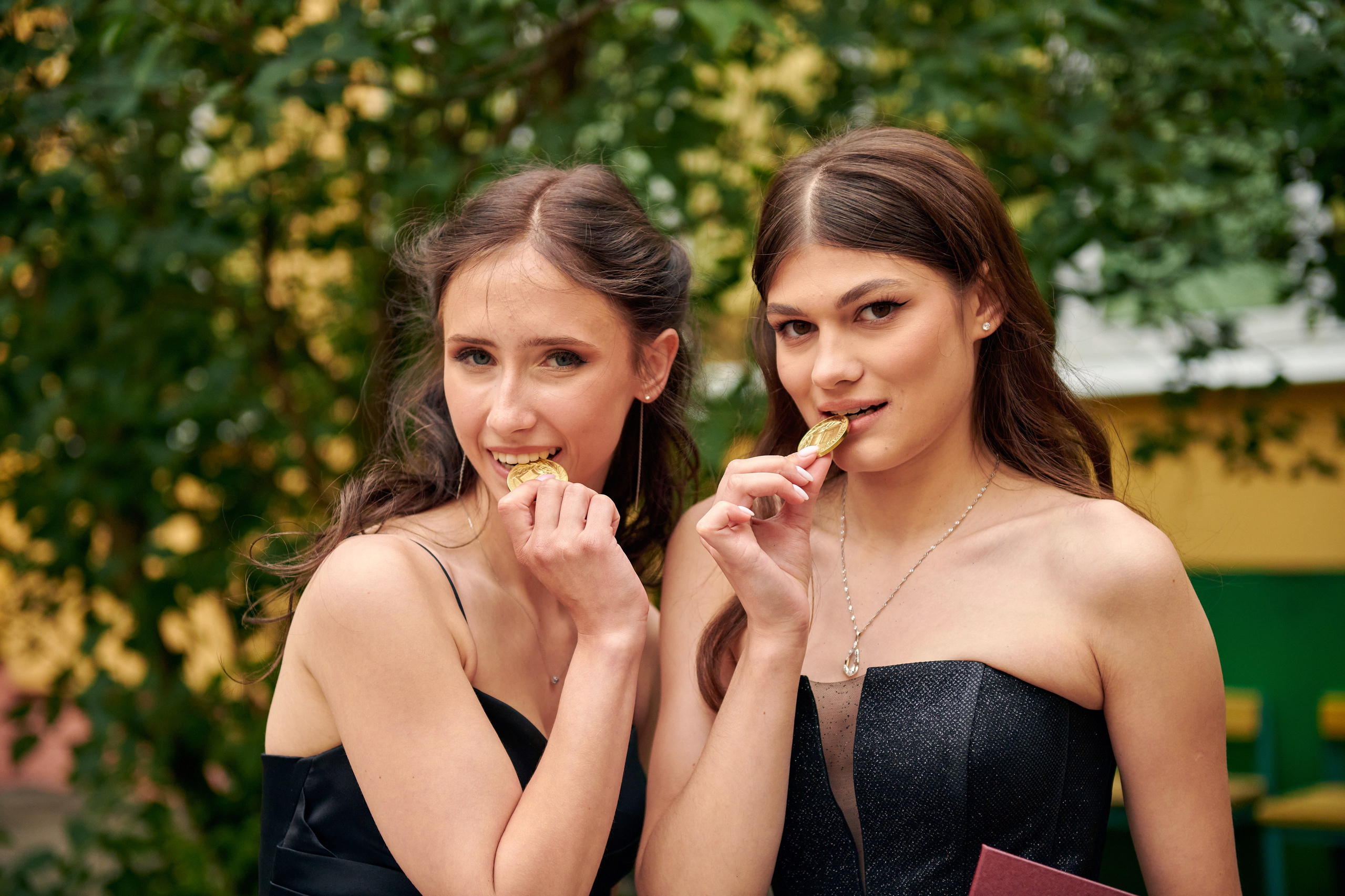 Выпускницы  школы с золотыми медалями. Школьный фотограф Владимир Греков