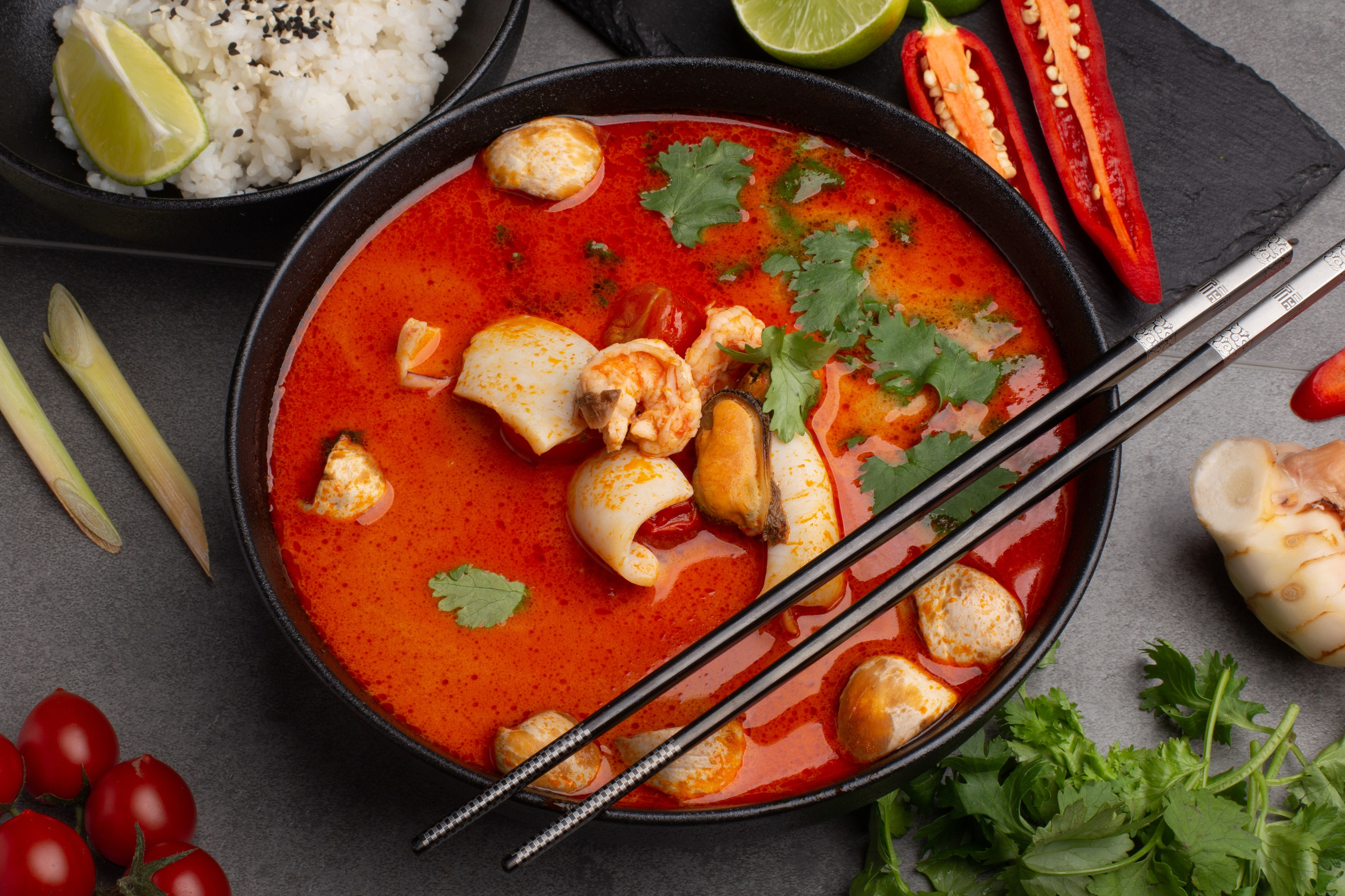 Фудфотограф в Сочи Дарина Погодаева, том ям, красивое блюдо, азиатская кухня, качественное фото для меню, контент-съемка в Сочи, Адлере