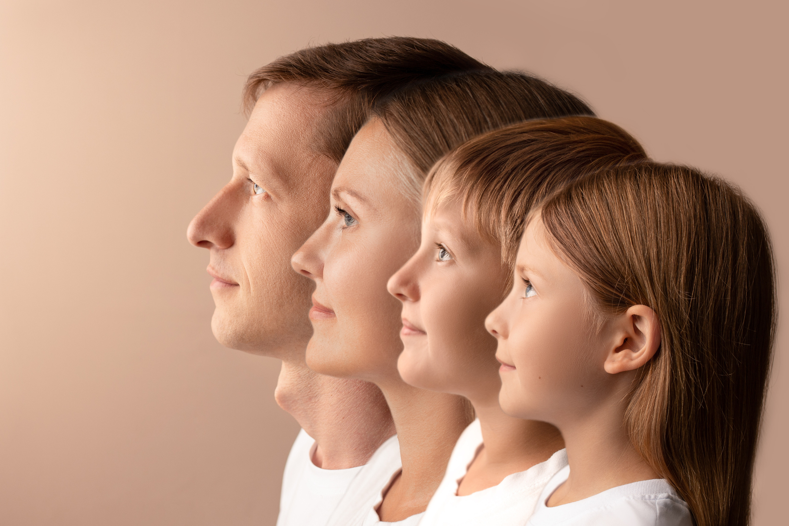 Семейный портрет в профиль. Фотограф новорожденных в г. Барнаул Ренпенинг Катерина