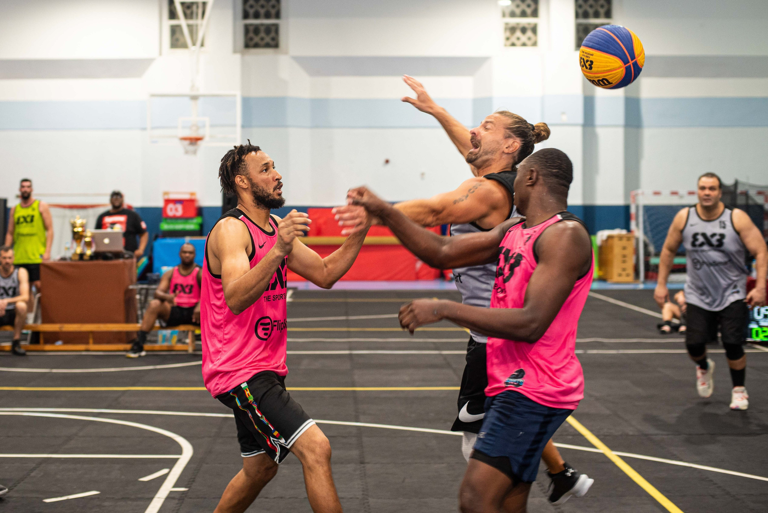 Профессиональная видеосъёмка в Москве — видеограф работает на съёмке рекламного ролика для компании