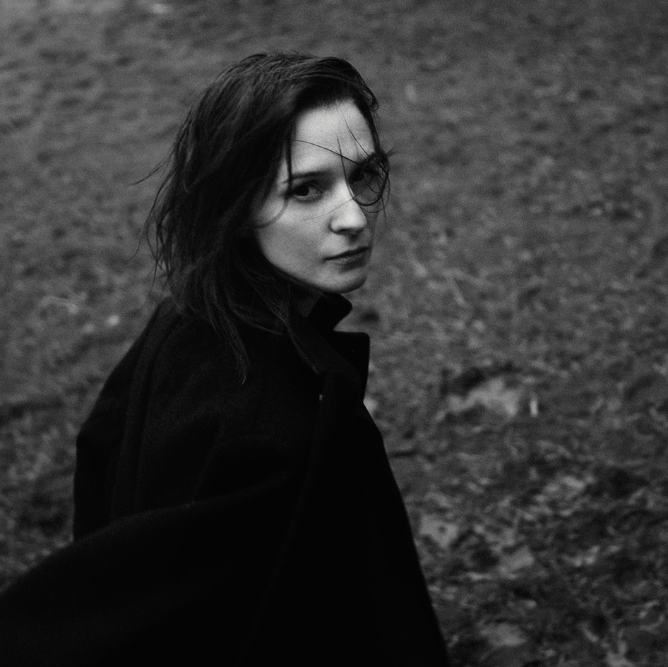 Contact. Photographer Isida Sontz