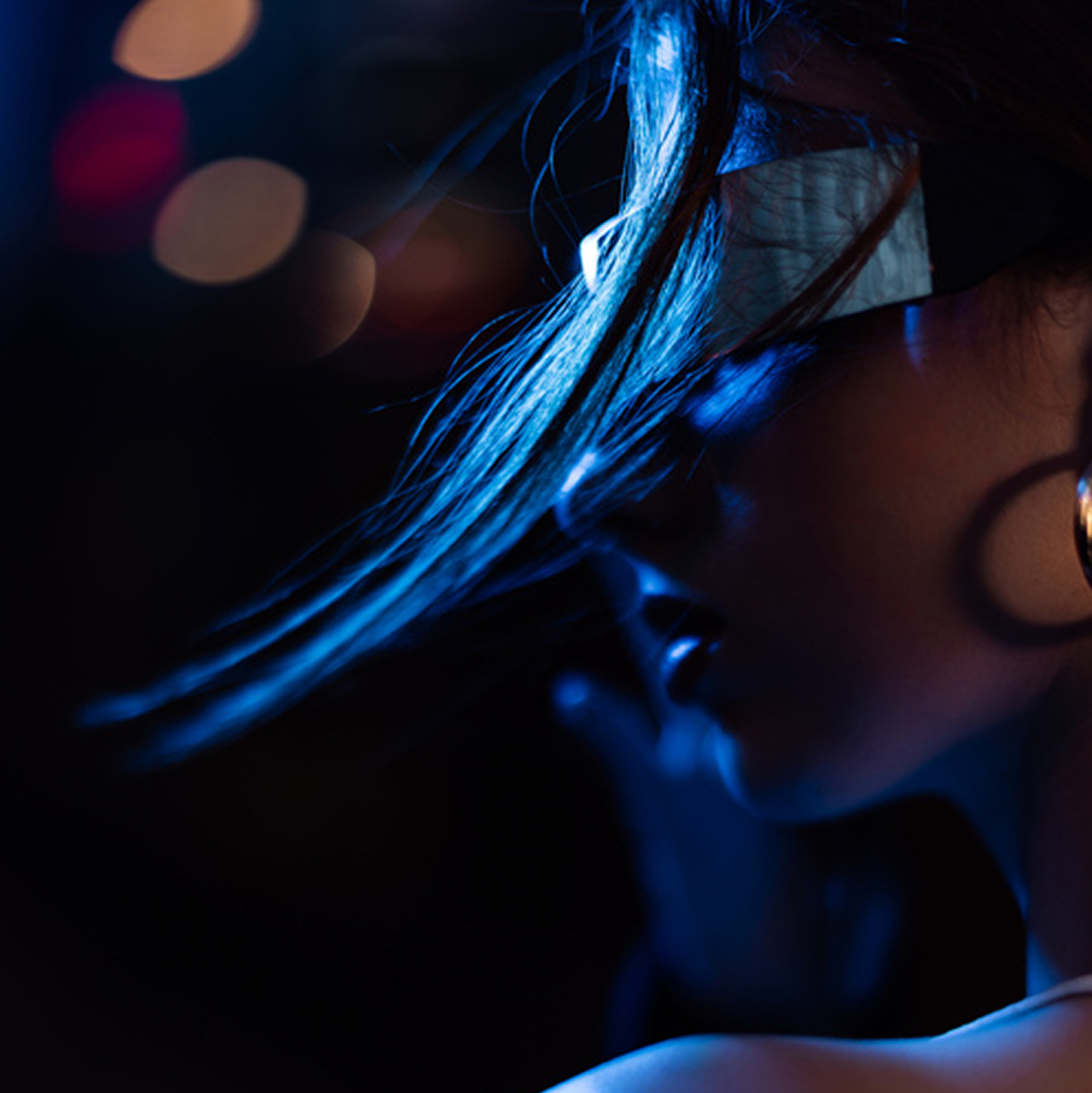 Уроки в центре СаратоваТеоретические занятия проходят в уютном офисе, а практики проходят на свежем воздухе и в различных студиях Саратова. 