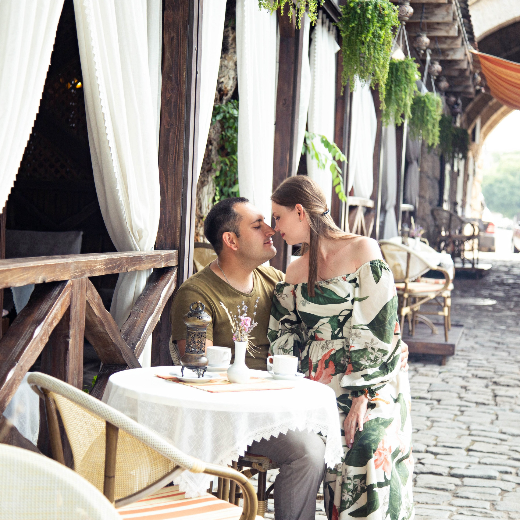 Фотосессия история любви, love story, на улице в красивом кафе Гезлевские ворота, «КЕЗЛЕВ КЪАВЕСИ», Джеваль в городе Евпатория