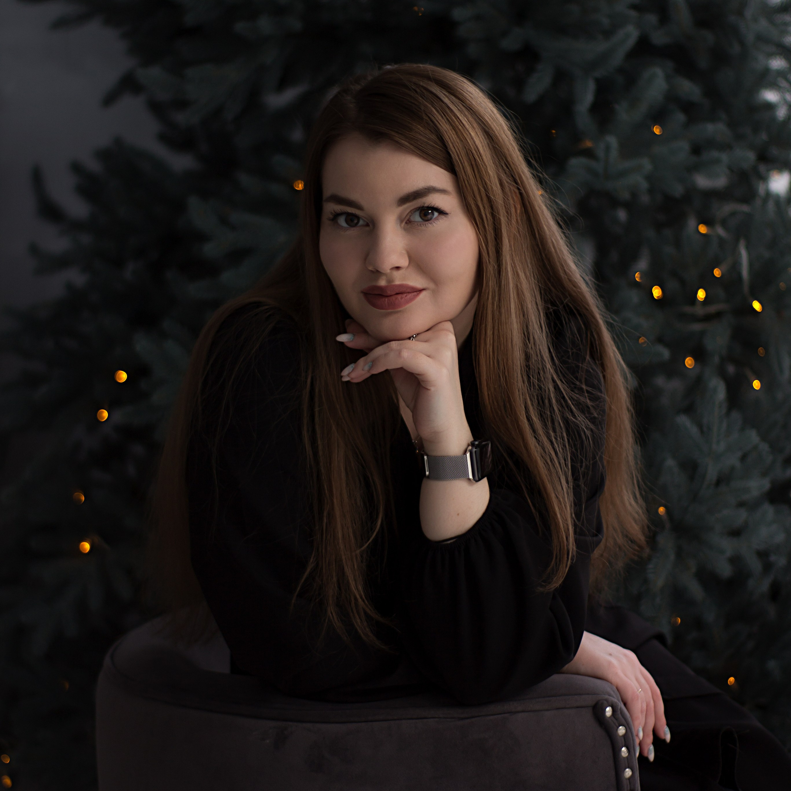 Праздничная фотосессия в Ногинске — элегантные кадры у новогодней ёлки.