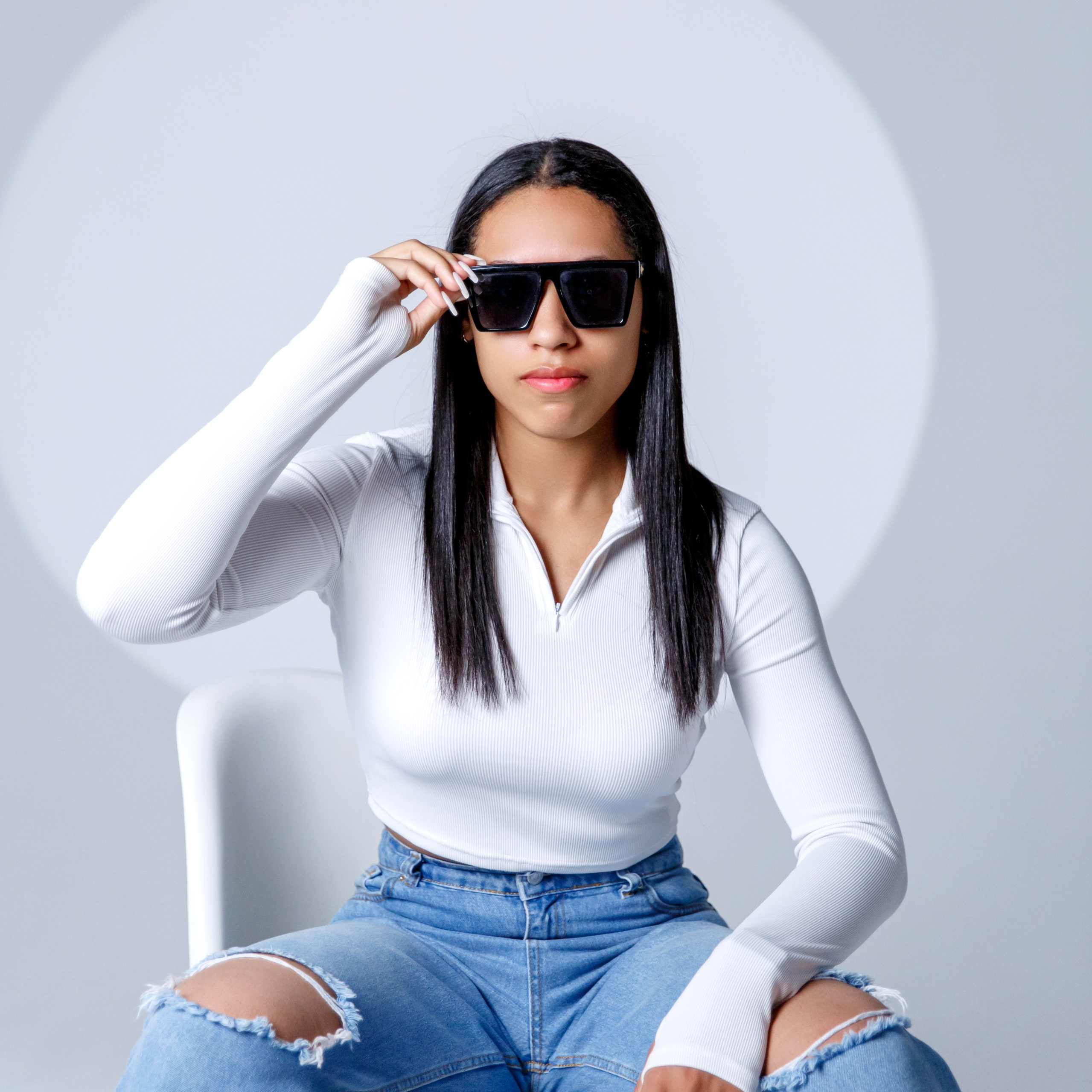 Общее фото выпускников 9 класса для фотоальбома. Девочки стоят, тесно прижавшись друг к другу на сером фоне. Работа студии Вышка в Москве.