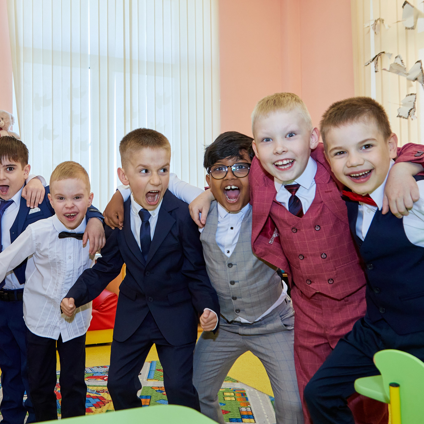 Мальчики - друзья в выпуском детского сада