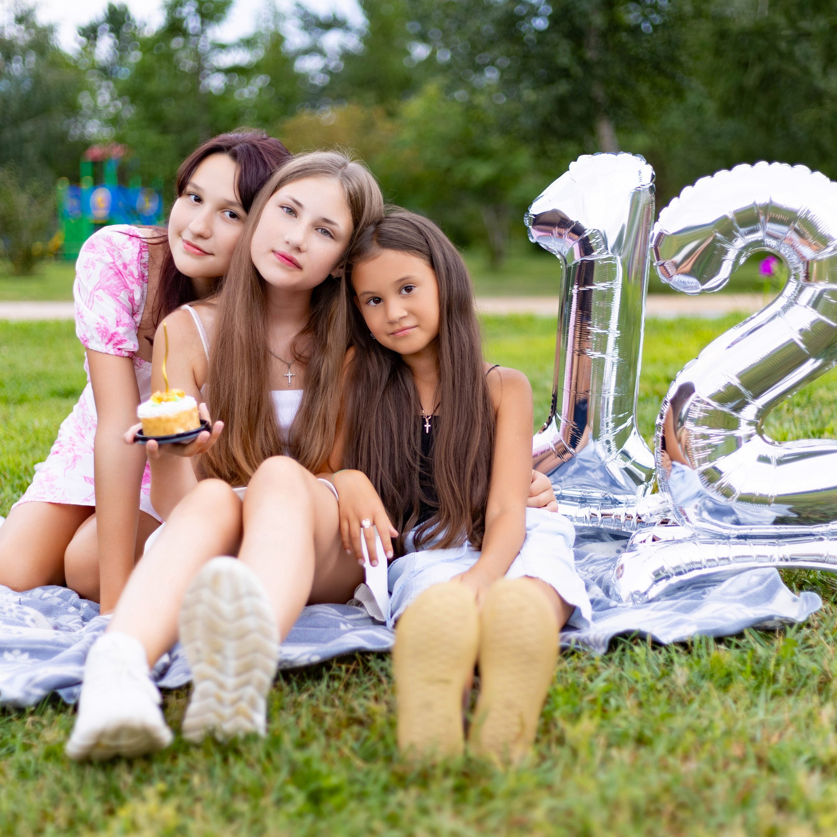 Красивая семья сидит на траве