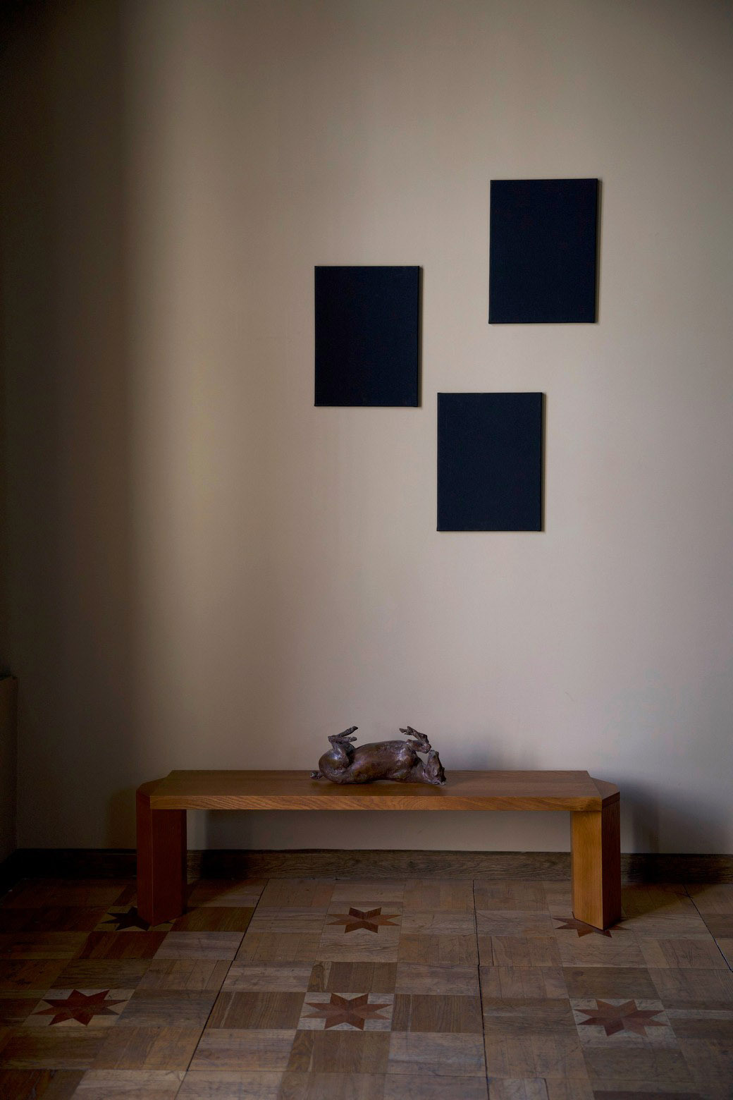 Скульптура лошади из бронзы в интерьере