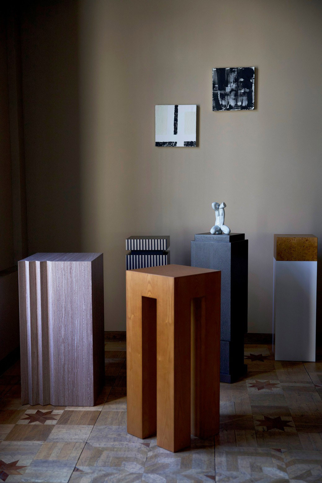 Фарфоровая статуэтка стоит на подиуме, скульптор Дмитриев Алексей 