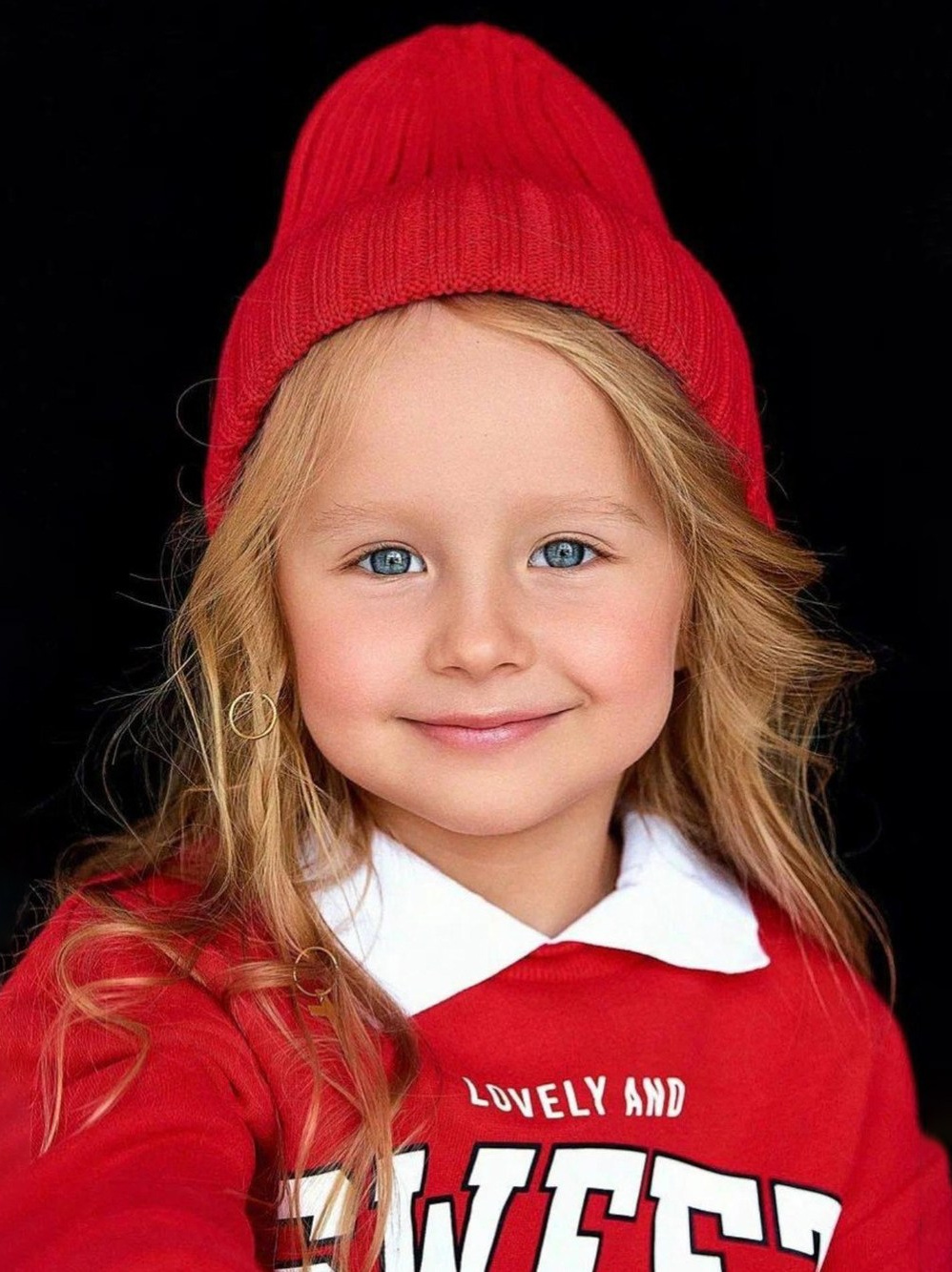 Голубоглазая девочка в красной шапке