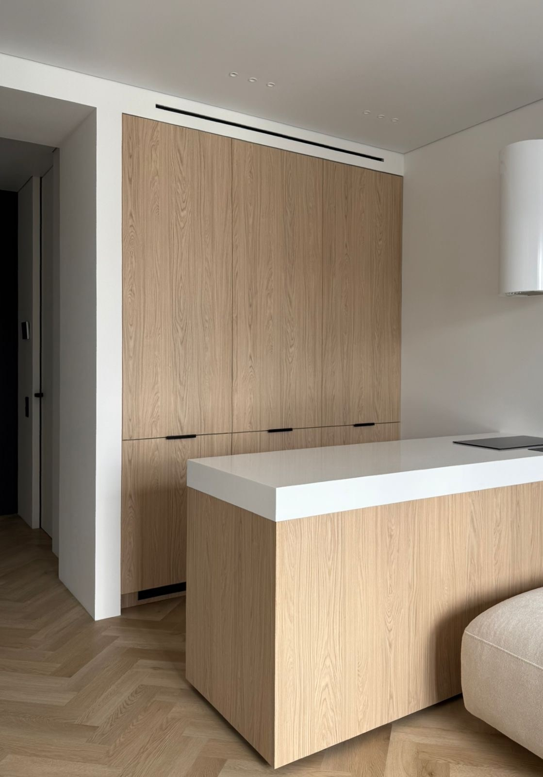 Квартал на Некрасова. Дизайн студия, занимаемся разработкой Дизайн проектов, реализацией проектов под ключ. Мы находимся в городе Екатеринбург. Зовут Рената