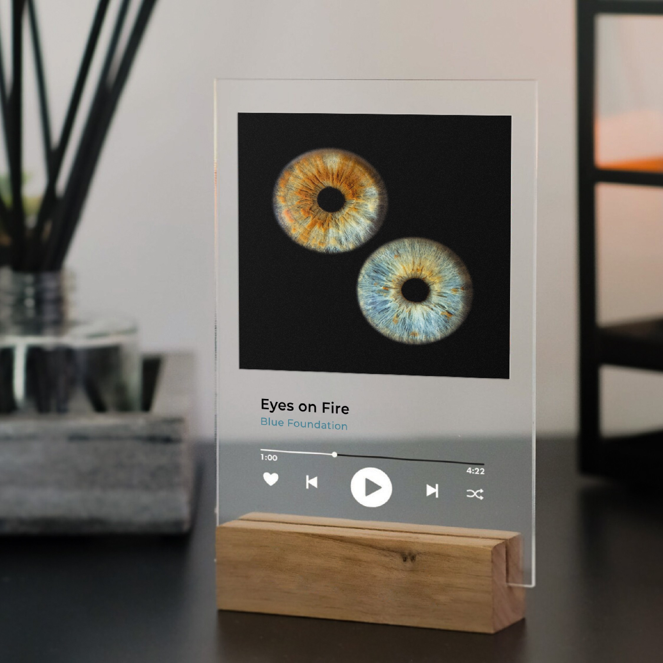 Радужка как произведение искусства: высокодетализированная фотография, застывшая в стекле. Деревянная подставка добавляет теплоту и устойчивость. 