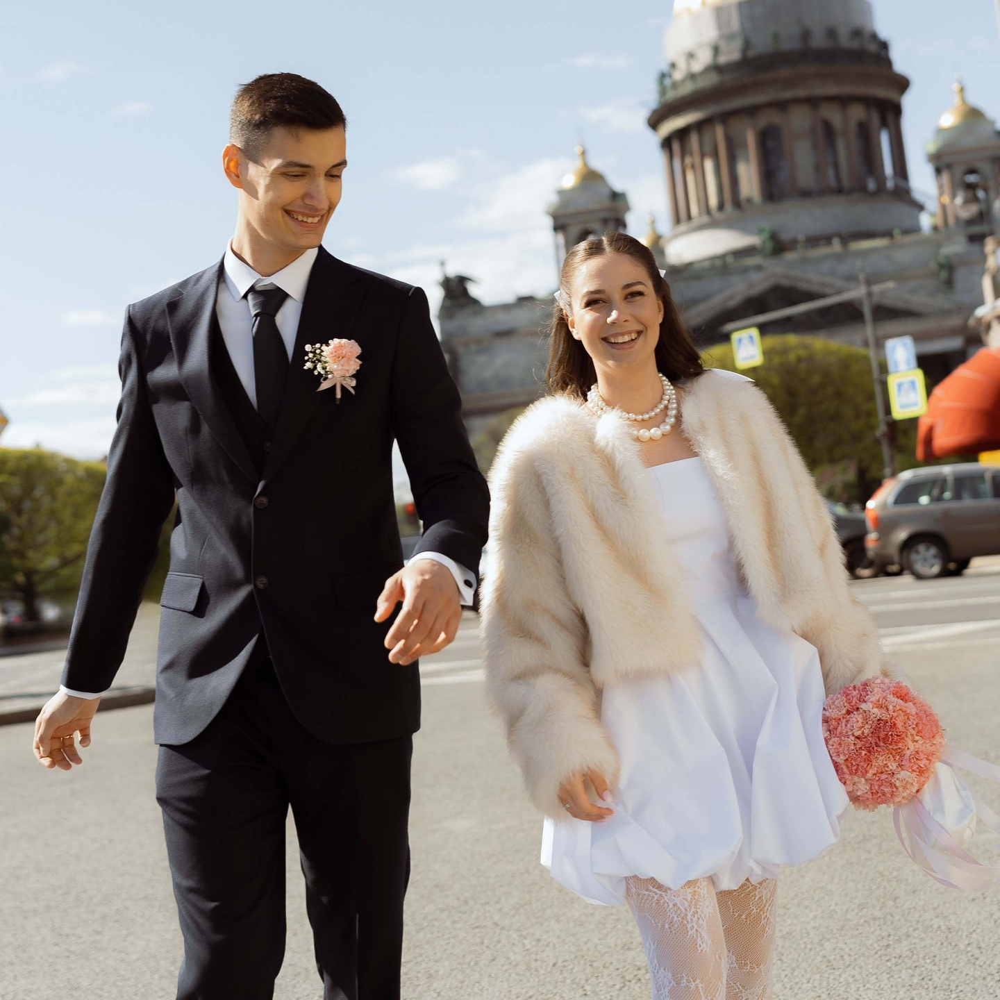 Жених и невеста идут по Исаакиевской площади, живая и лёгкая свадебная съёмка