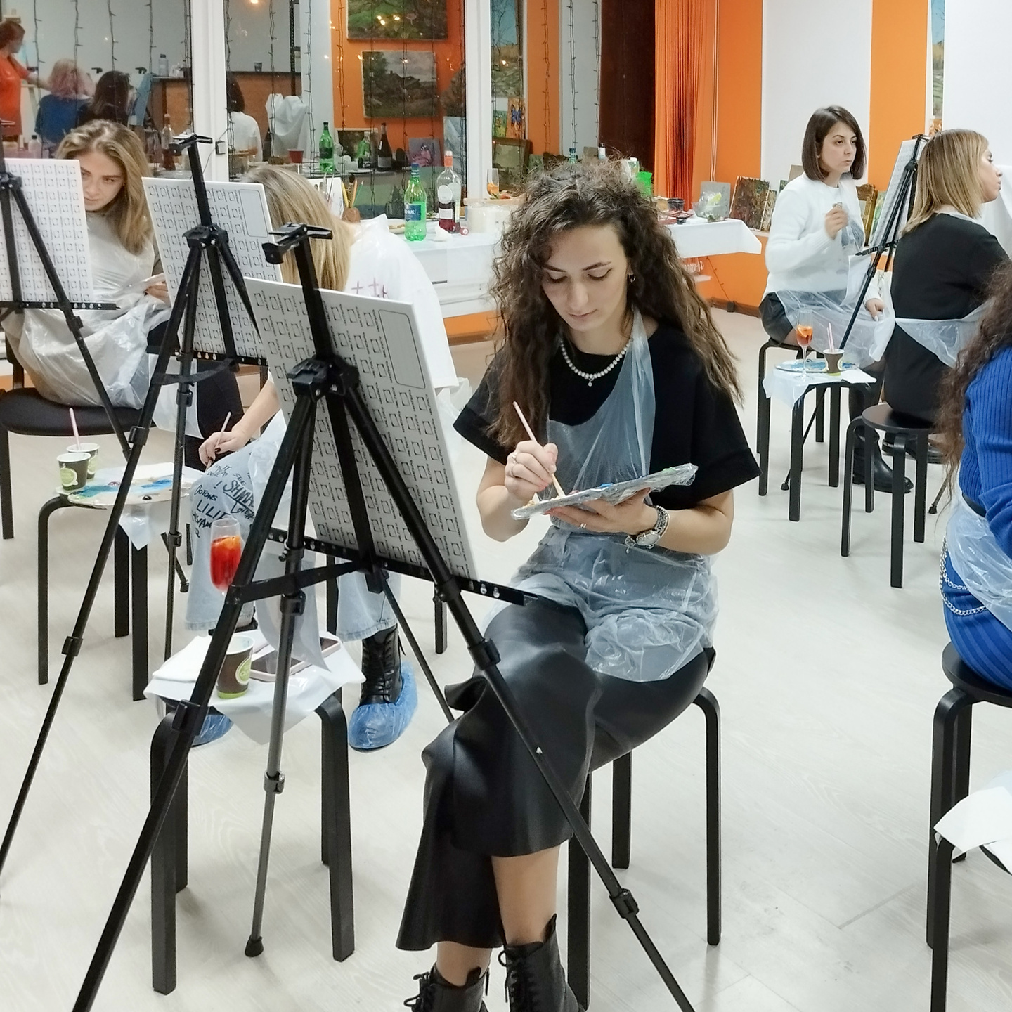 Арт вечеринка в Москве , участники рисуют картину с помощью художника-педагога, арт-пати.