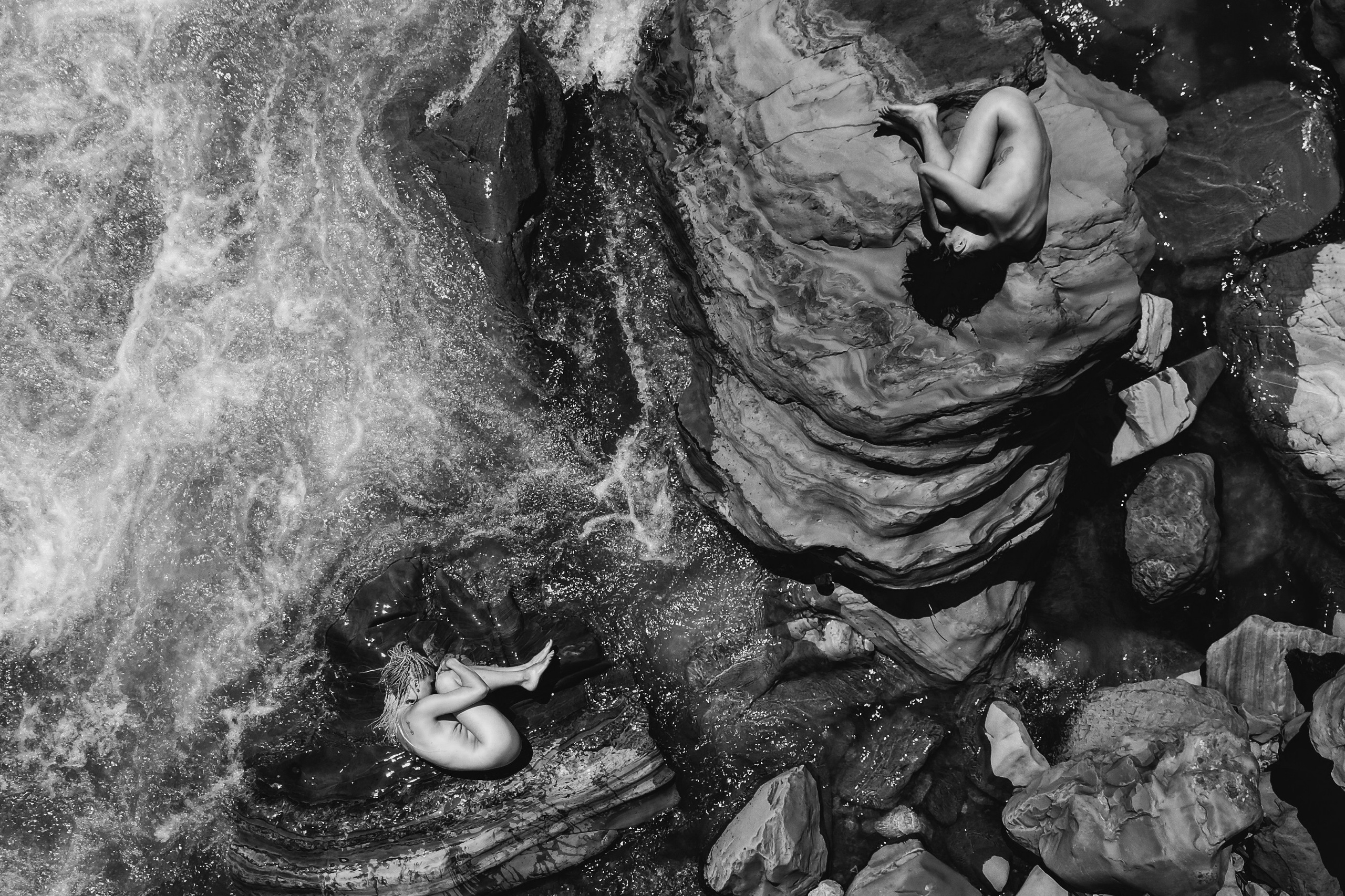 Черно белый кадр сверху девушек на камнях в стиле НЮ