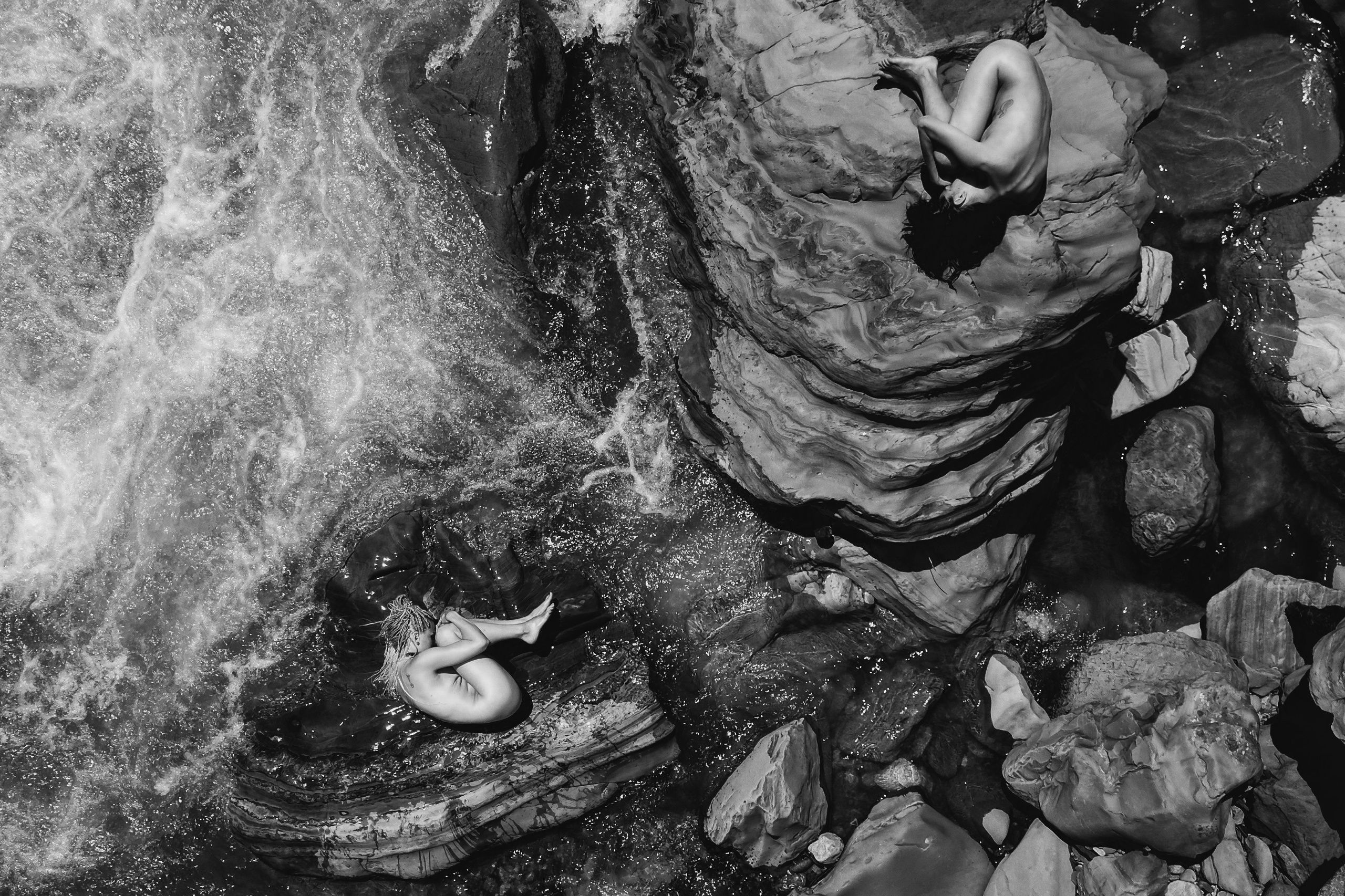 Вид сверху с коптера девушек на камнях