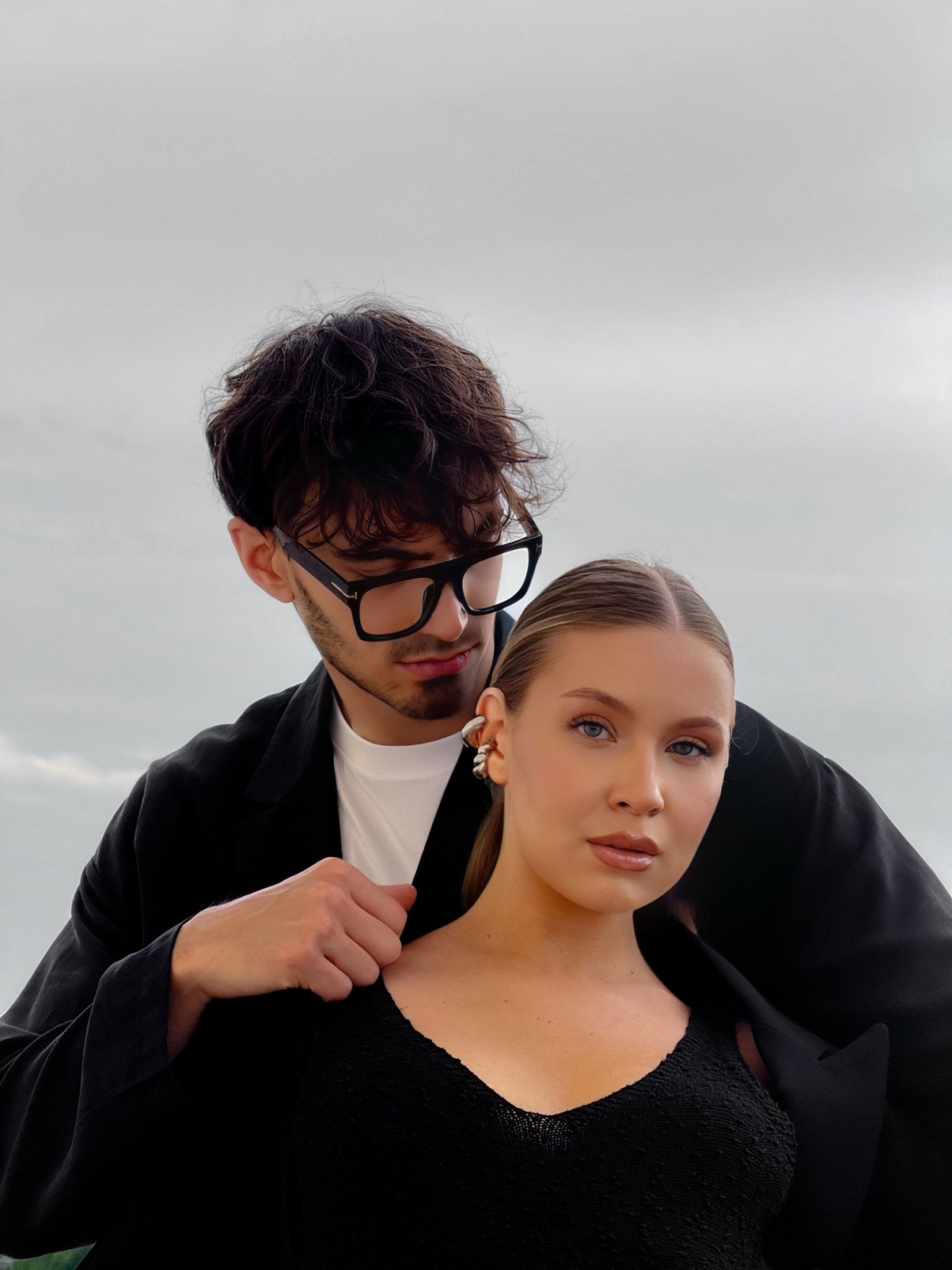 Цены на фото- и видеосъёмку одежды | Стоимость продакшена под ключ — Morozova Production Цены на фото- и видеосъёмку одежды | Стоимость прод. Съёмка одежды для маркетплейсов и брендов Morozova Production