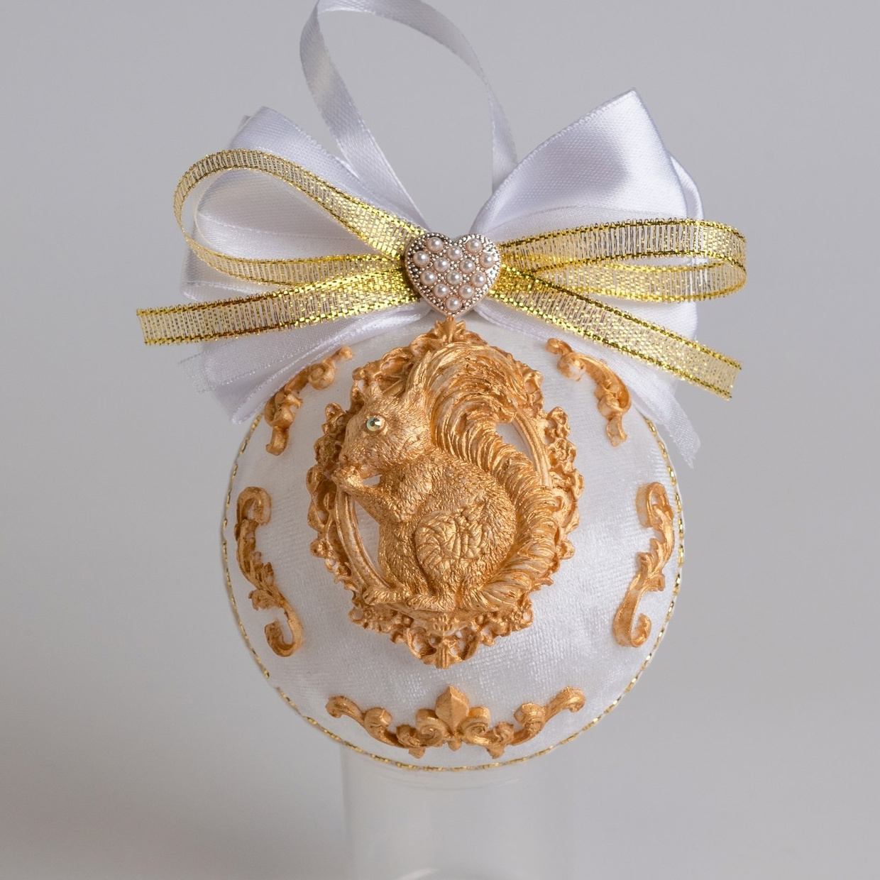 новогодний елочный шар из белого бархата