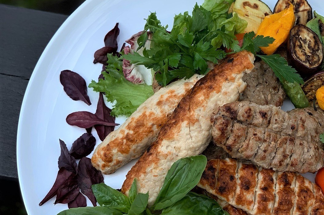 Горячее блюдо Люля кебаб из баранины на мангале