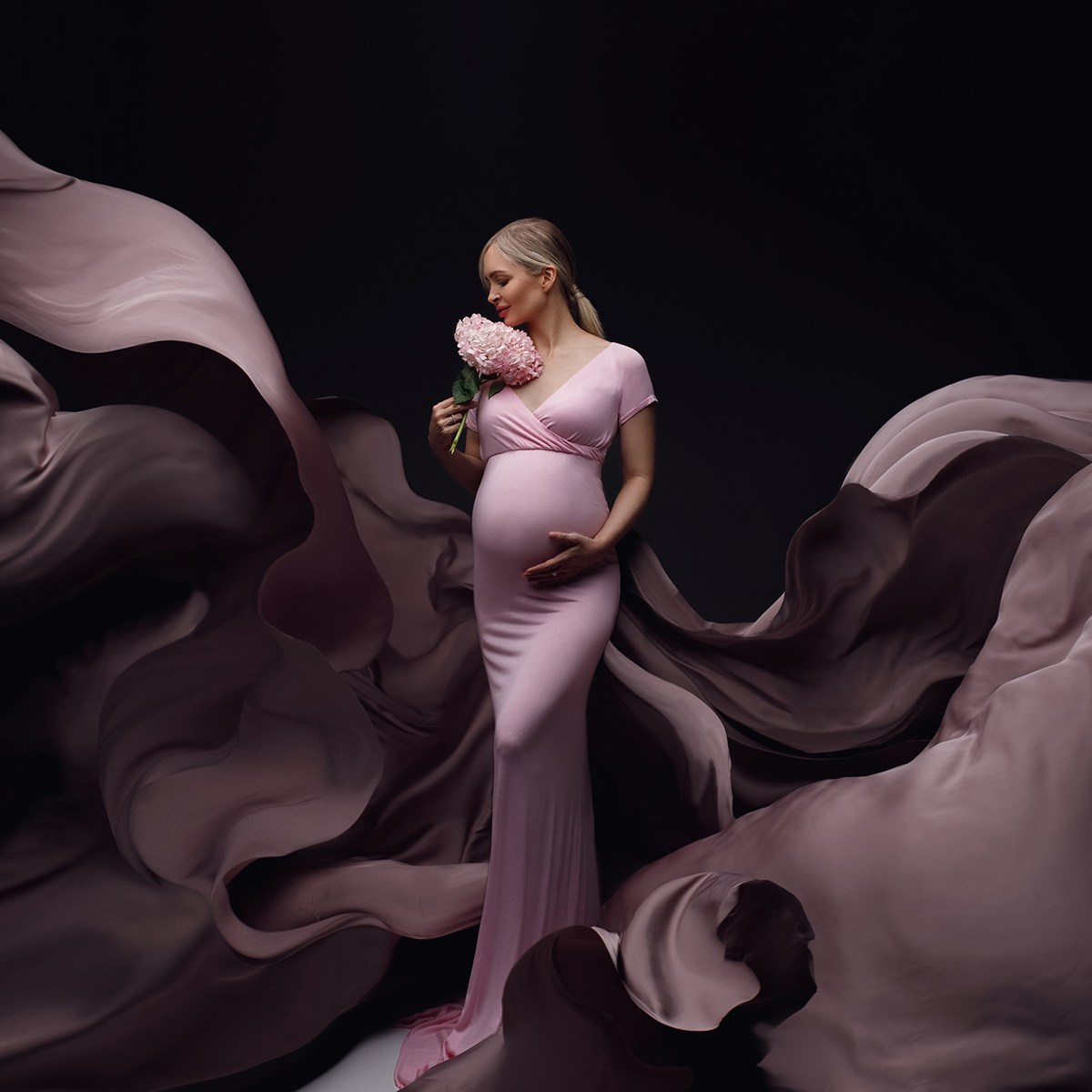 Фотосессия беременности в Москве — съемка беременных в студии