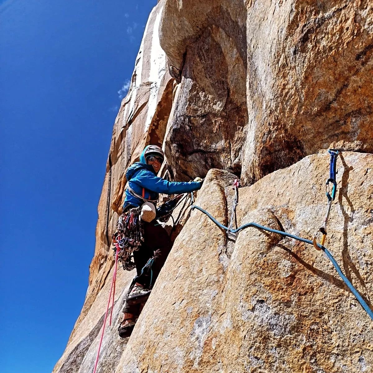 Вечный огонь на Безымянную Башню Транго (6251 м), 600 м, VI, 7b+, A2. Премия Стальной Ангел