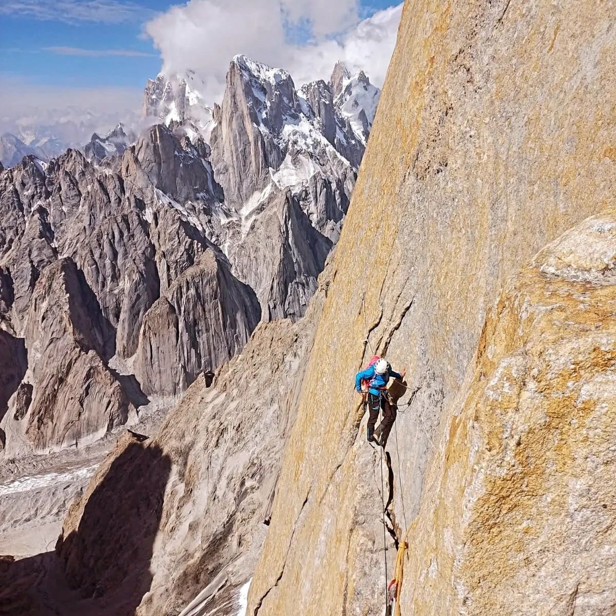 Вечный огонь на Безымянную Башню Транго (6251 м), 600 м, VI, 7b+, A2. Премия Стальной Ангел
