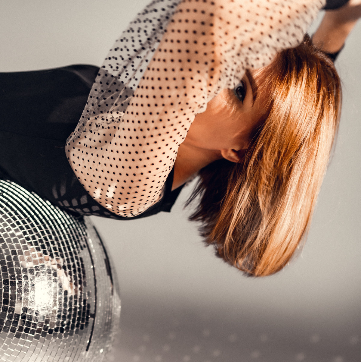 Необычное фото с дискошаром девушки