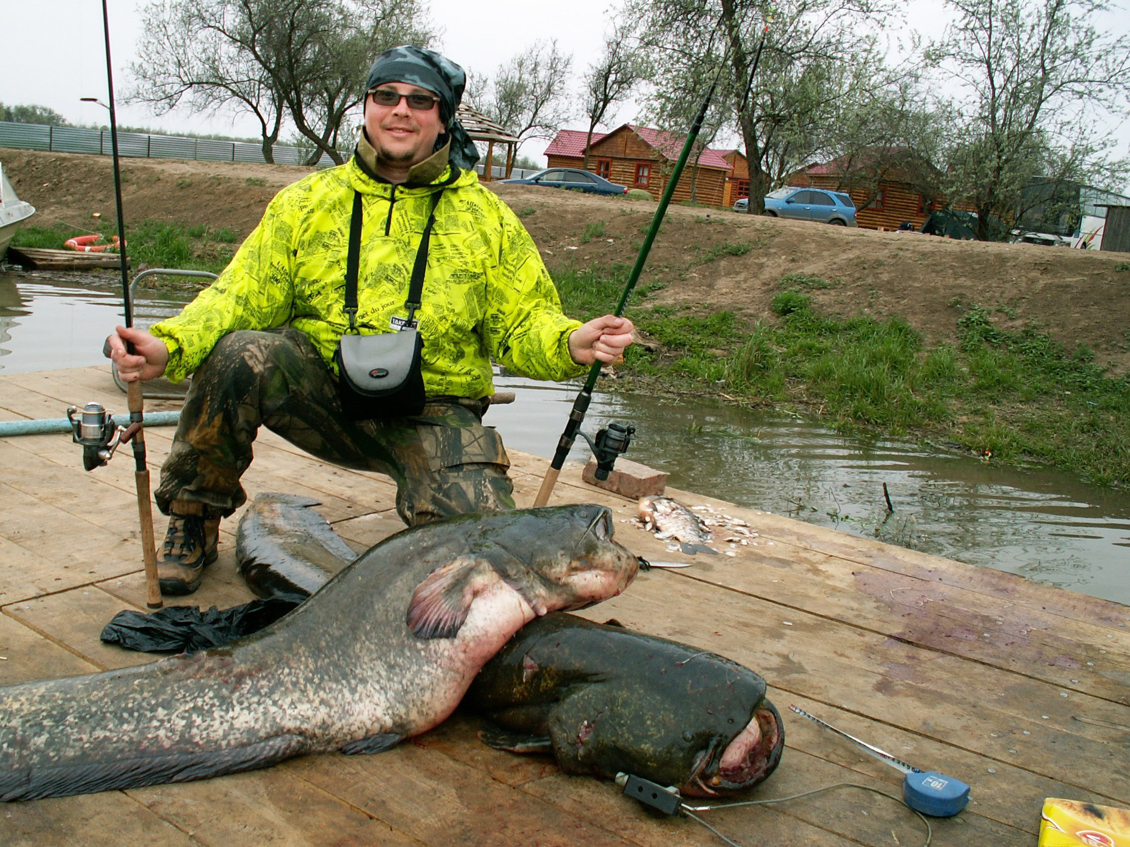 Сом, добытый в дельте Волги, рыболовный тур из Минска