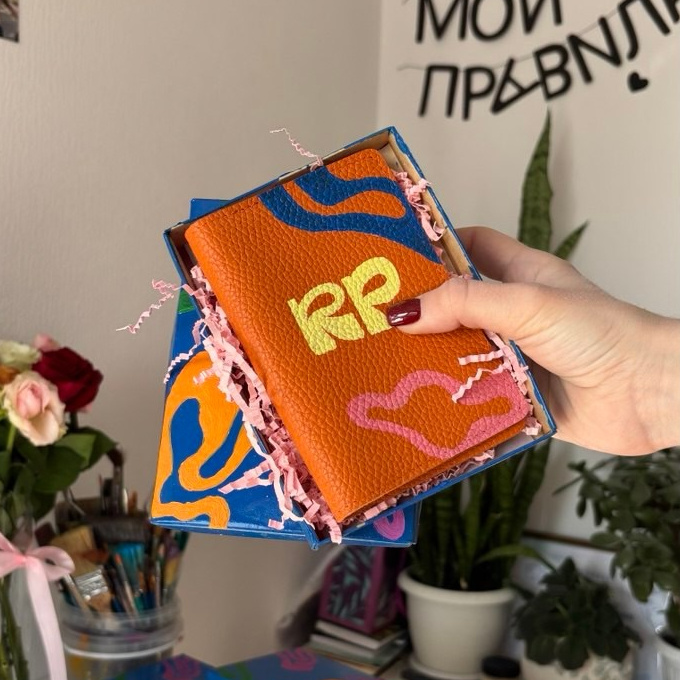 Дизайнерская обложка на паспорт с ручной росписью — пример кастомизации аксессуаров в Екатеринбурге от ART.KARAS