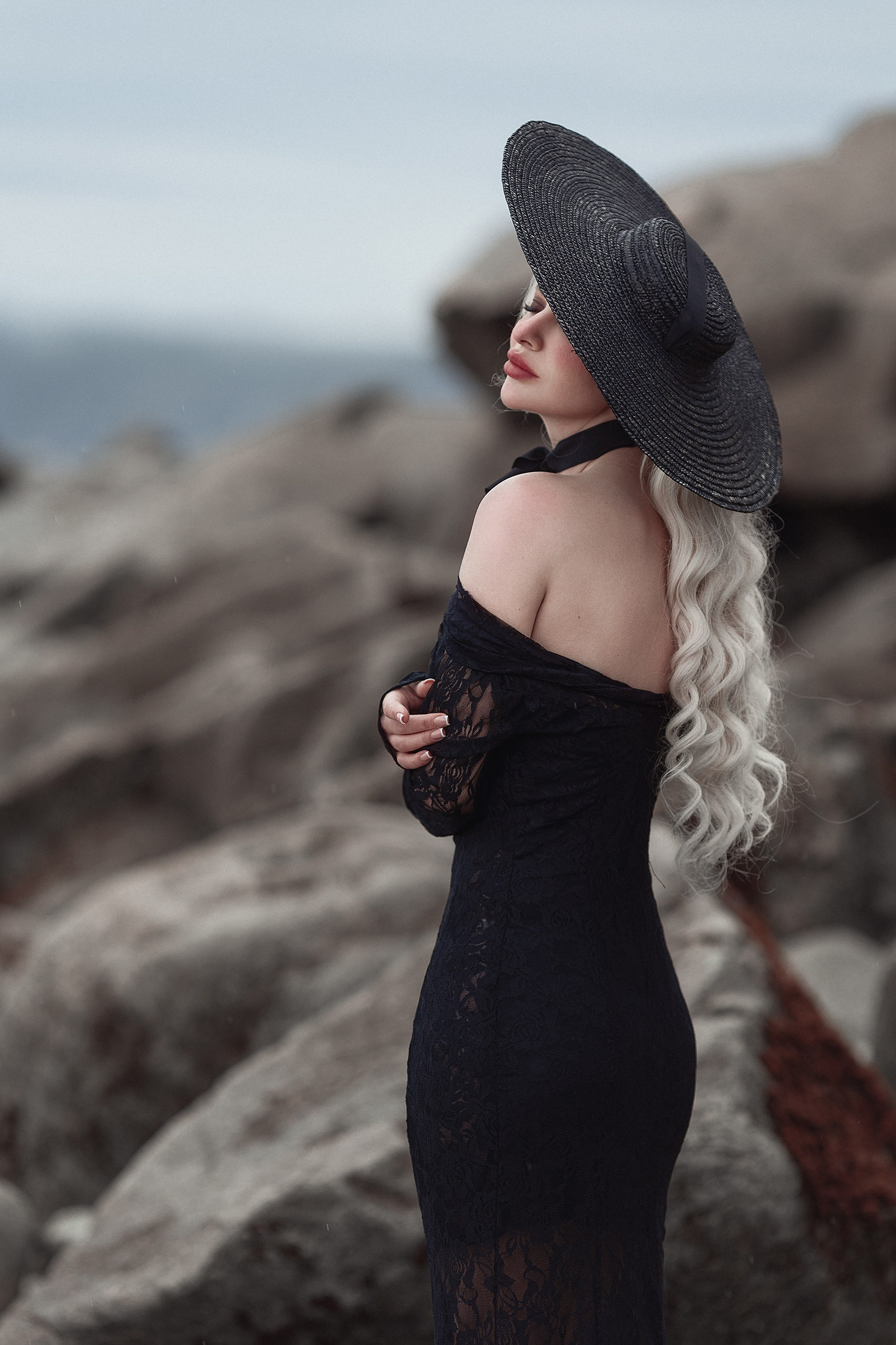 У скал. Фотограф Алёна Яковлева