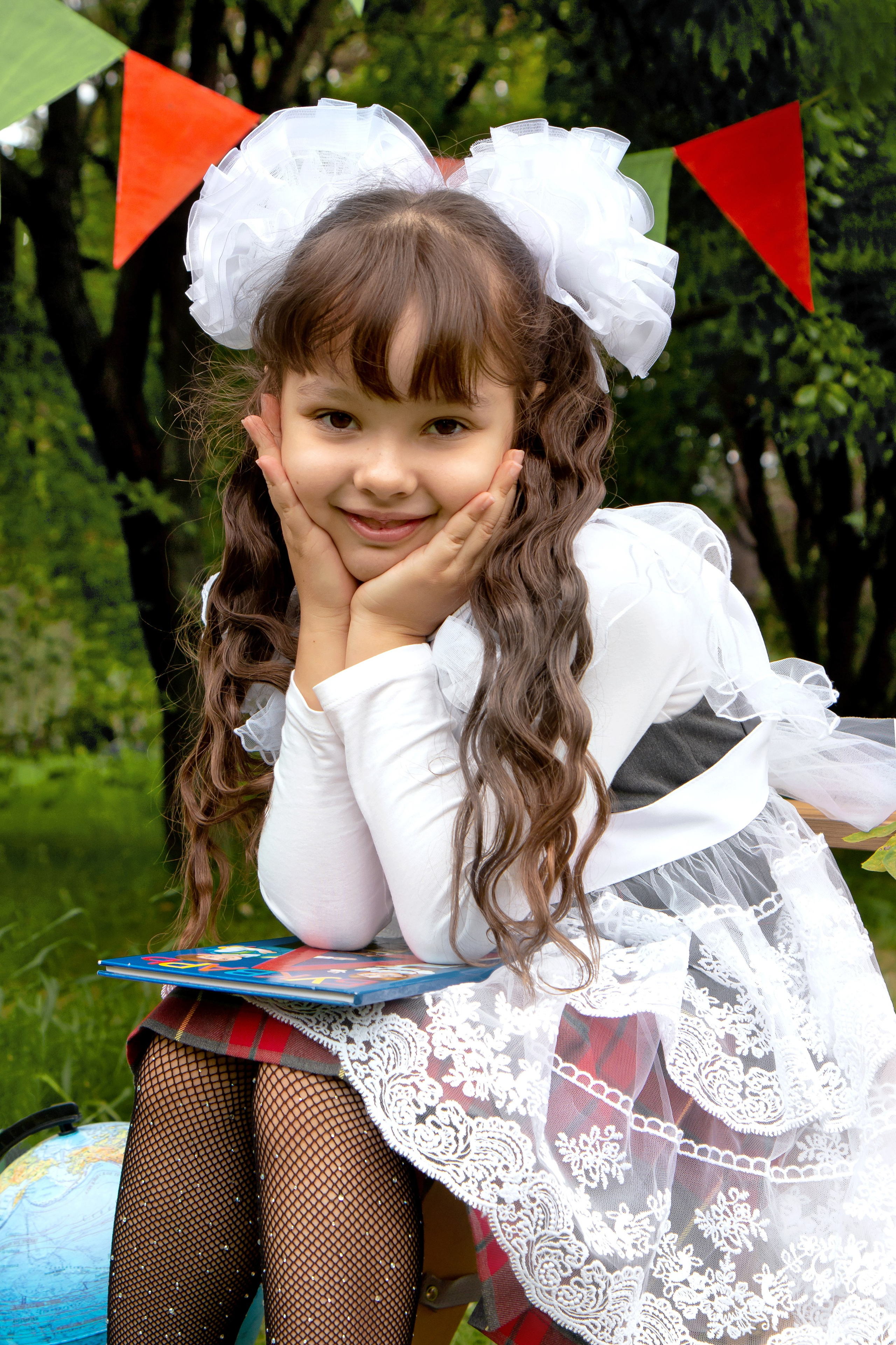 Школьная фотосессия на улице. Фотограф в Шелехове, лучшие выпускные альбомы в Шелехове