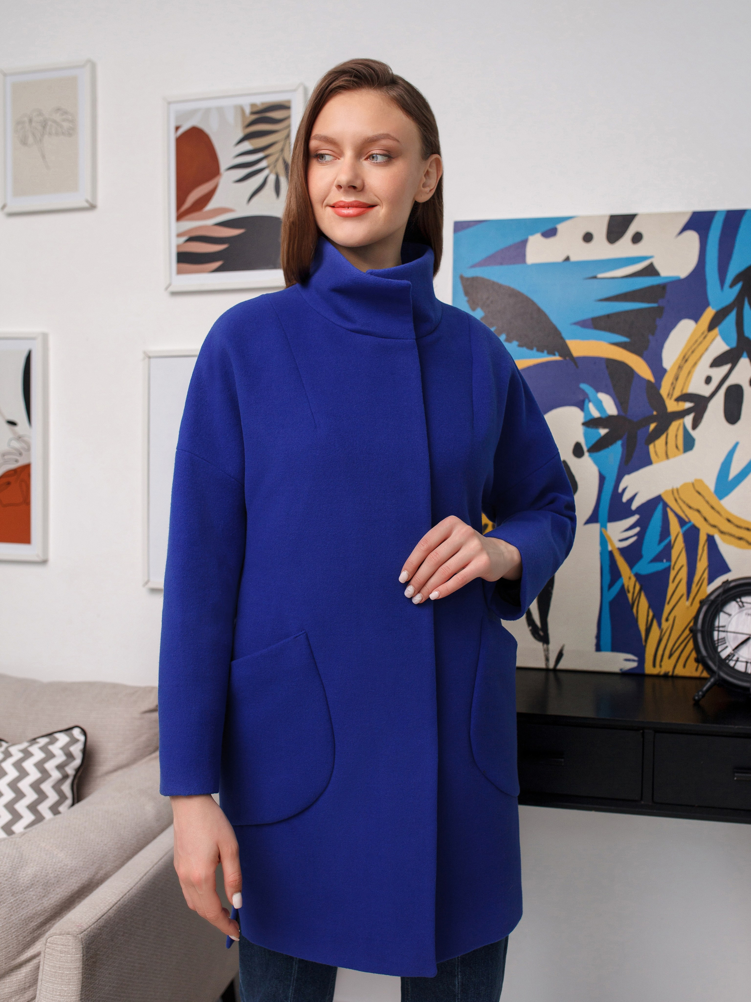 Синее притальное пальто на красивой высокой модели 