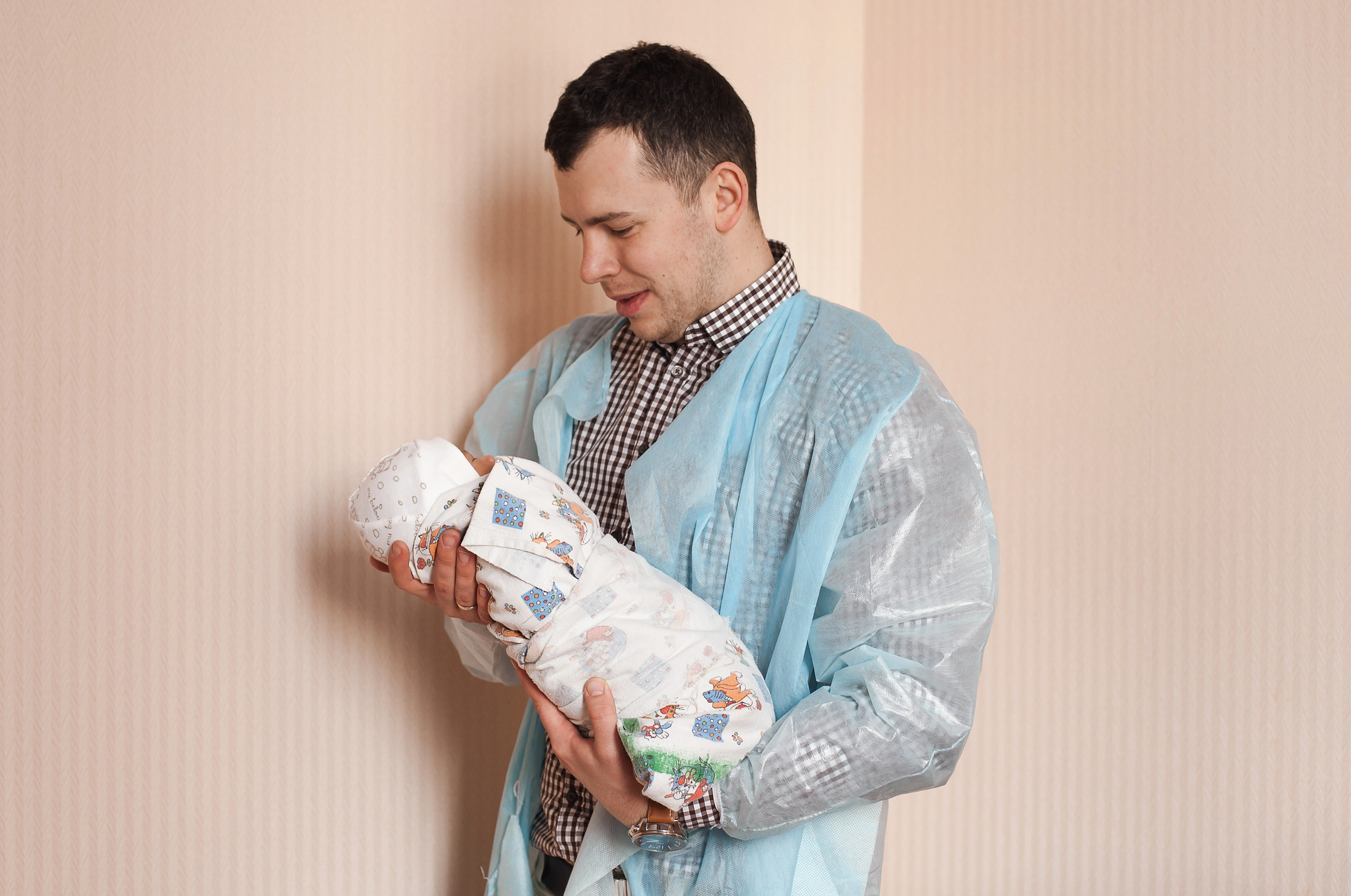 Фотосессия выписки из роддома. Фотограф новорожденных в Брянске Анжелика Прохоренкова