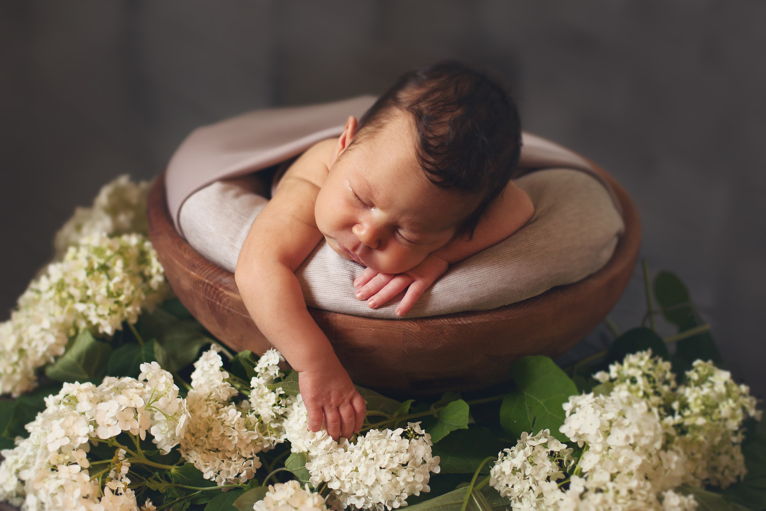 ребенок и цветы