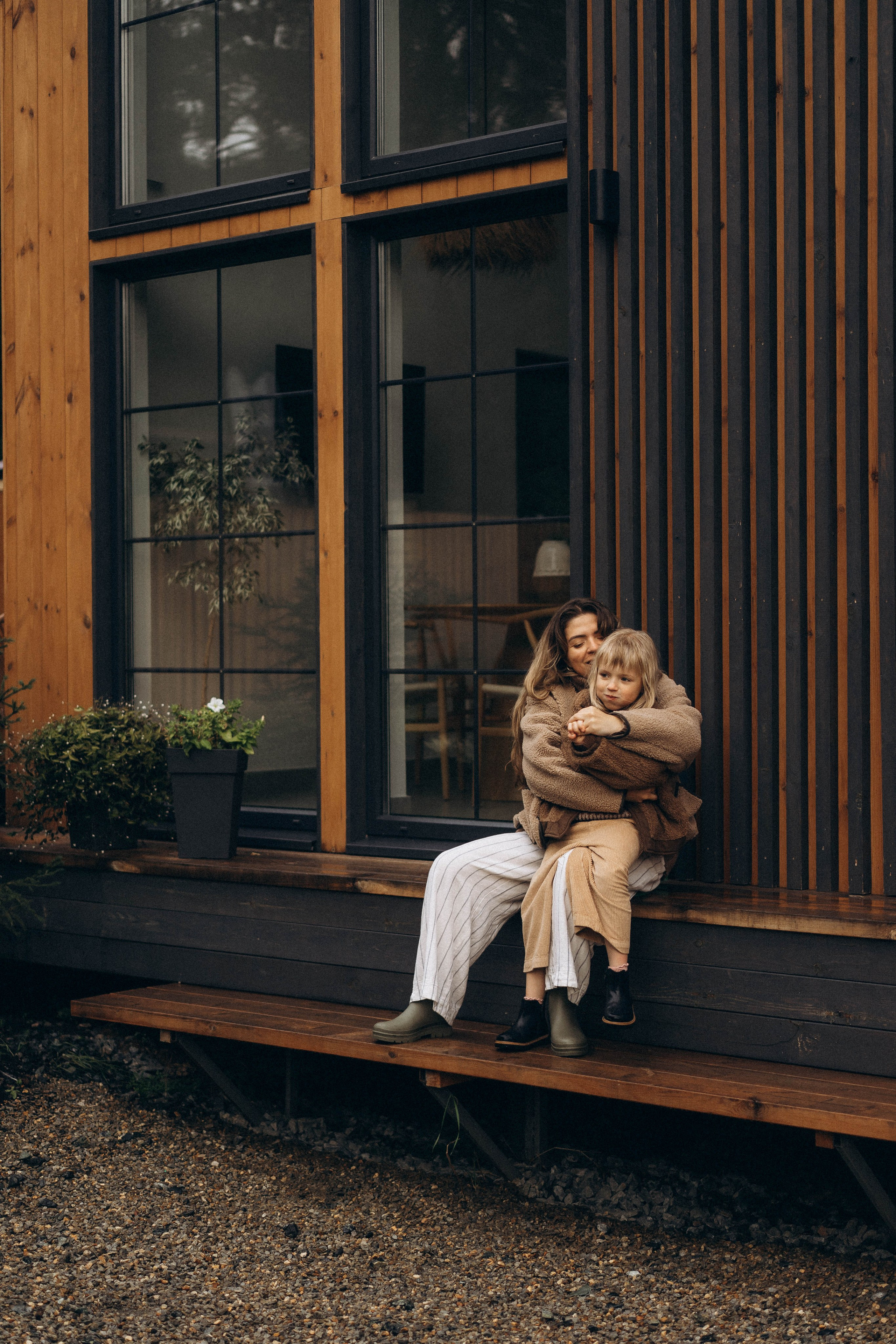 Фотосессия у дома во дворе мама и дочка. Фотограф Екатеринбург Кокшарова Александра