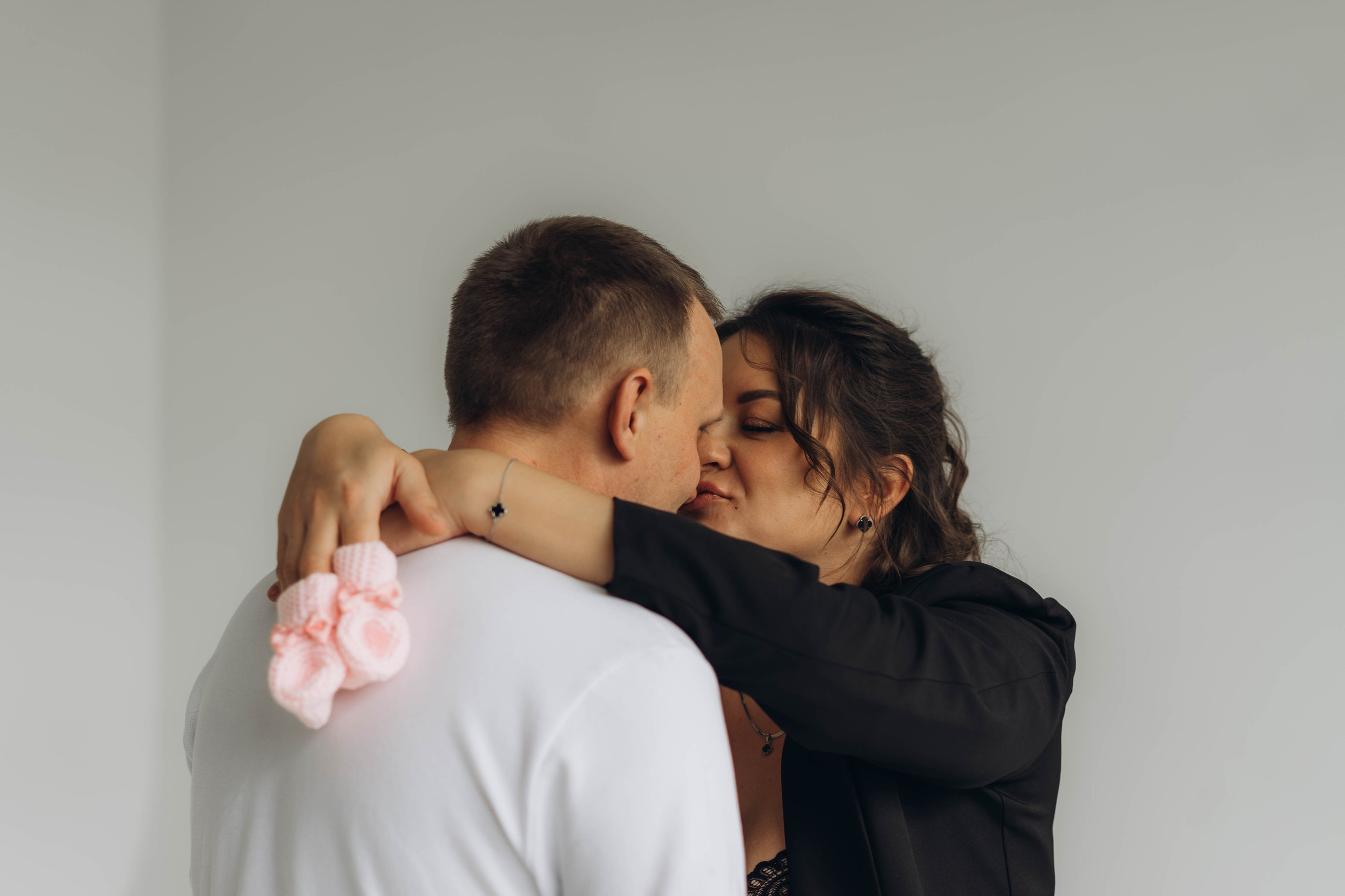 Беременность съемка пары в студии. Фотограф Екатеринбург Кокшарова Александра