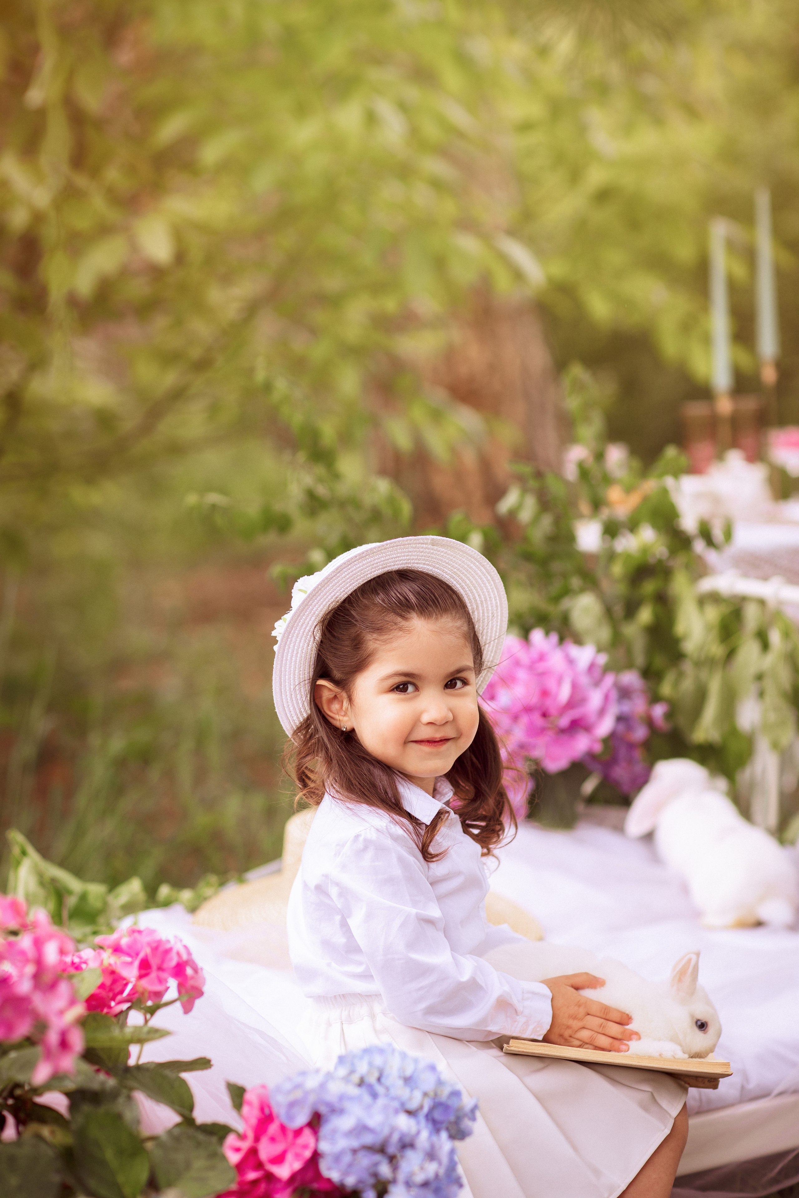 Цветочная кровать с кроликами. Семейный и детский фотограф в Краснодаре Анна Трашкова