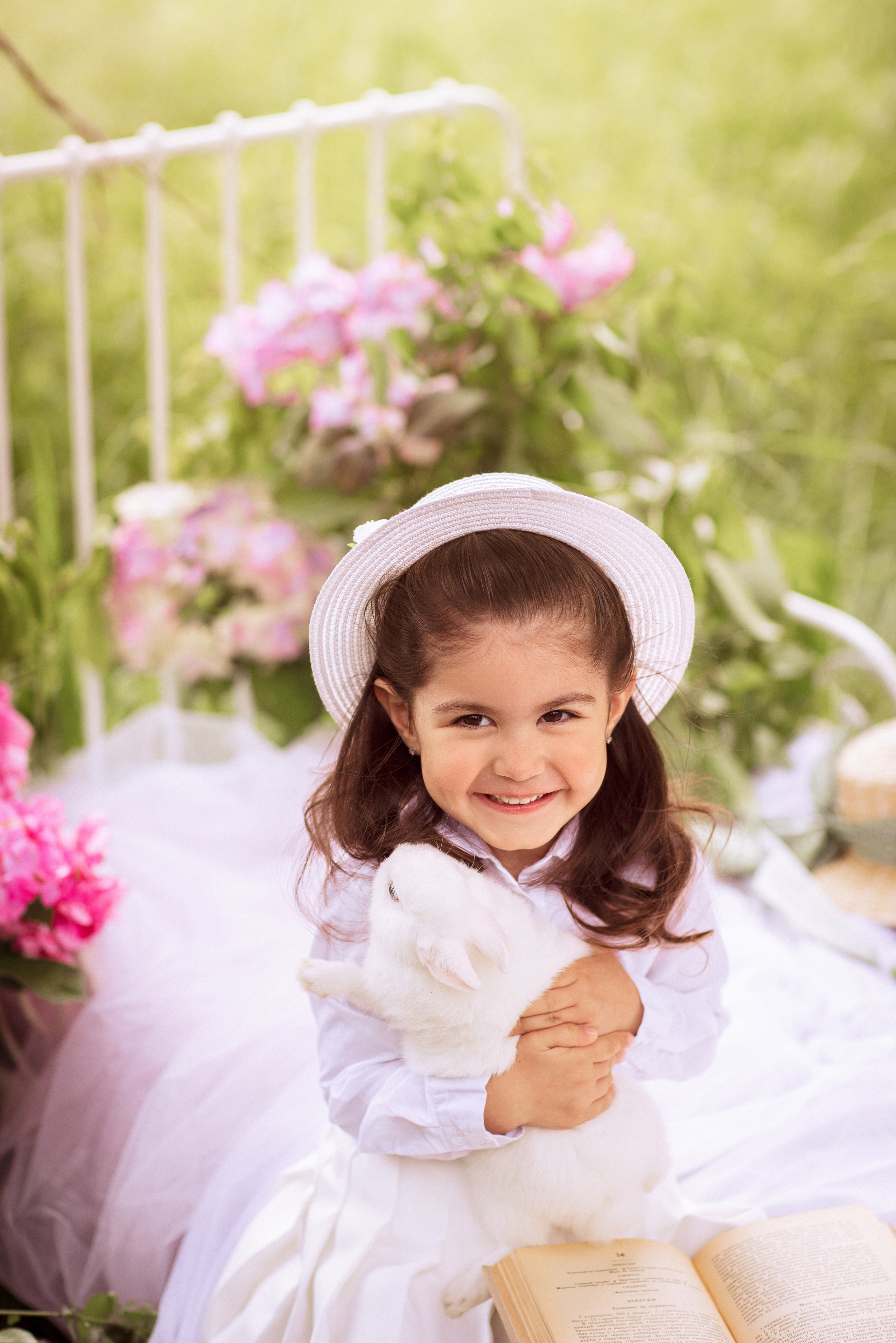 Цветочная кровать с кроликами. Семейный и детский фотограф в Краснодаре Анна Трашкова