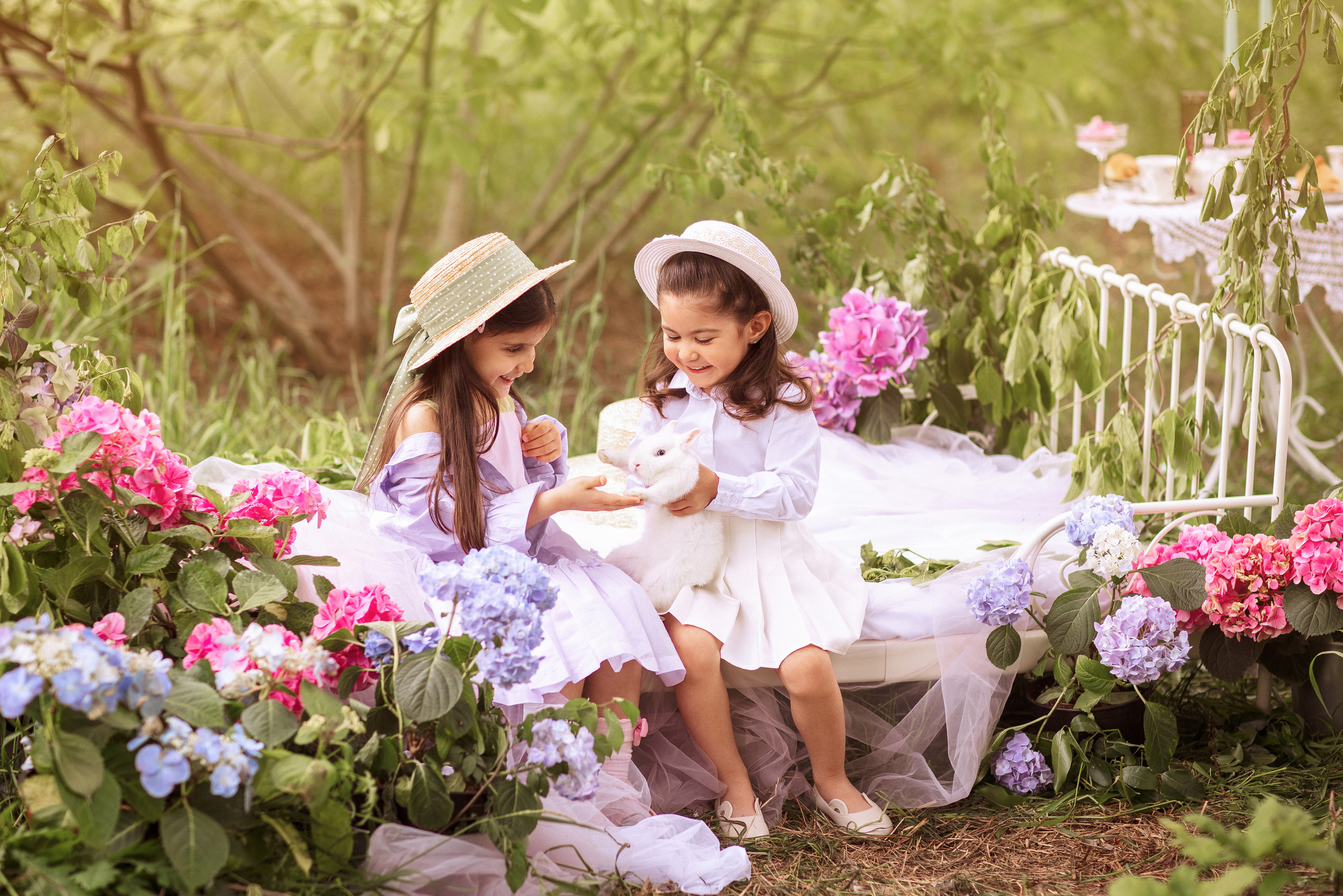 Цветочная кровать с кроликами. Семейный и детский фотограф в Краснодаре Анна Трашкова