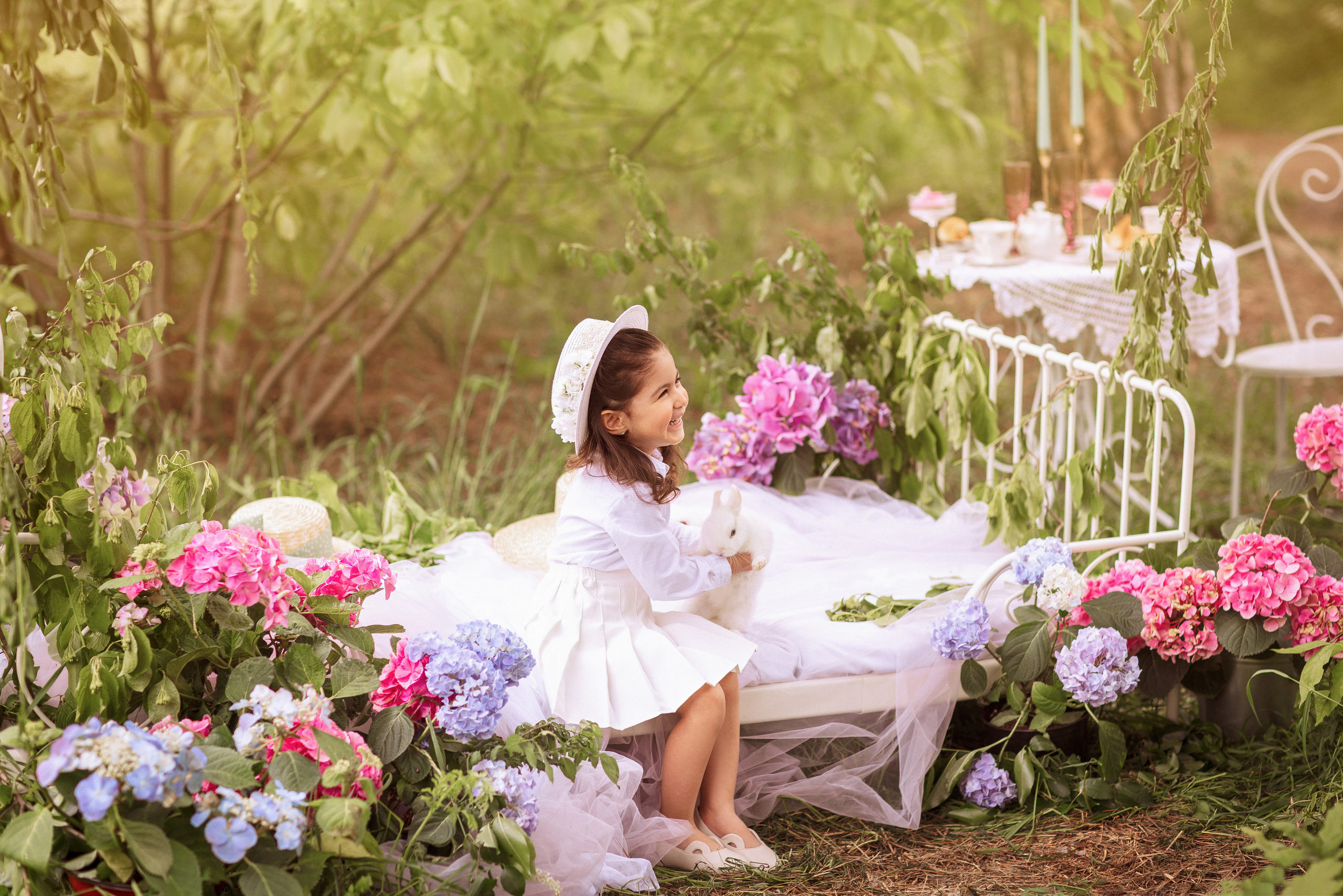 Цветочная кровать с кроликами. Семейный и детский фотограф в Краснодаре Анна Трашкова