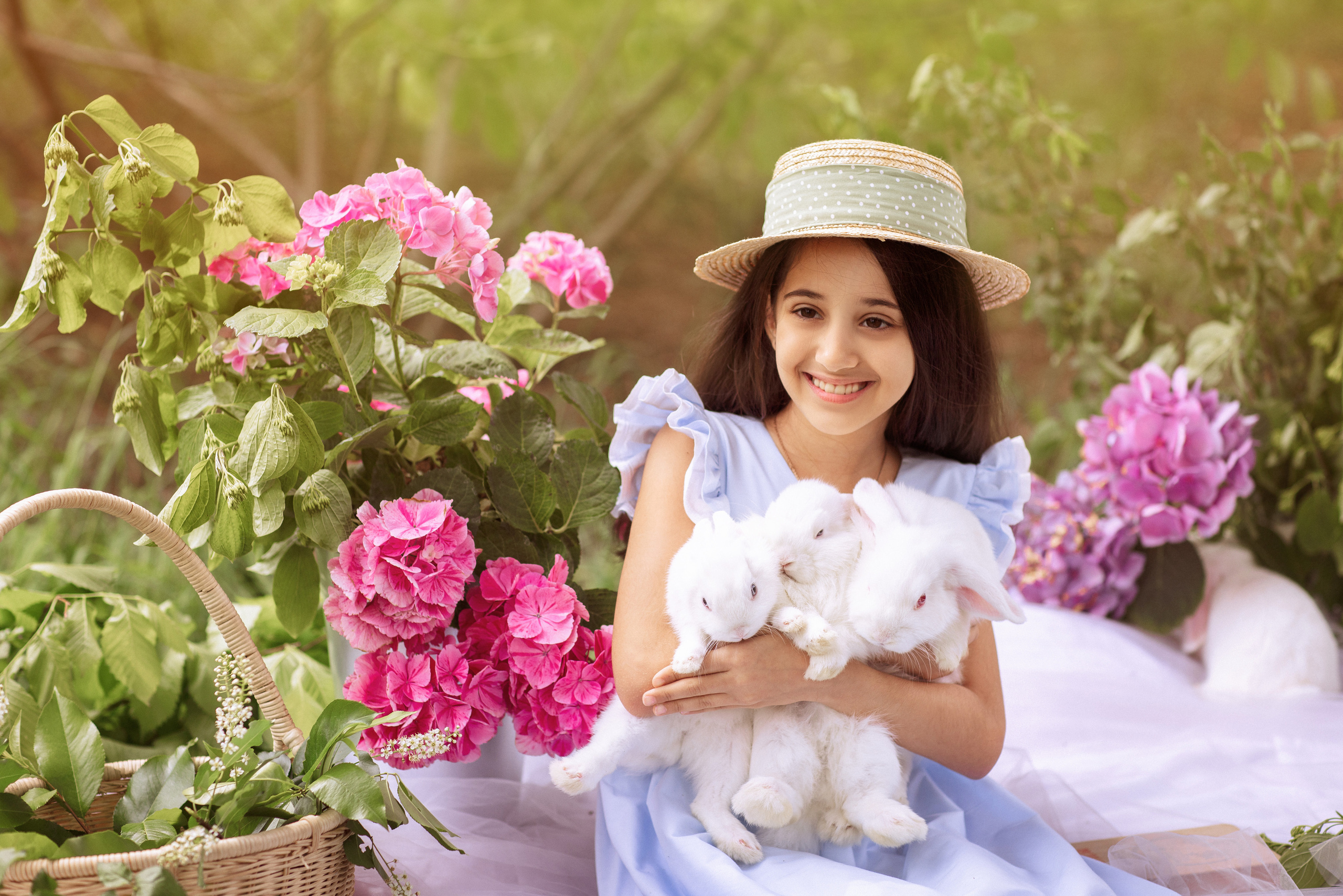 Цветочная кровать с кроликами. Семейный и детский фотограф в Краснодаре Анна Трашкова