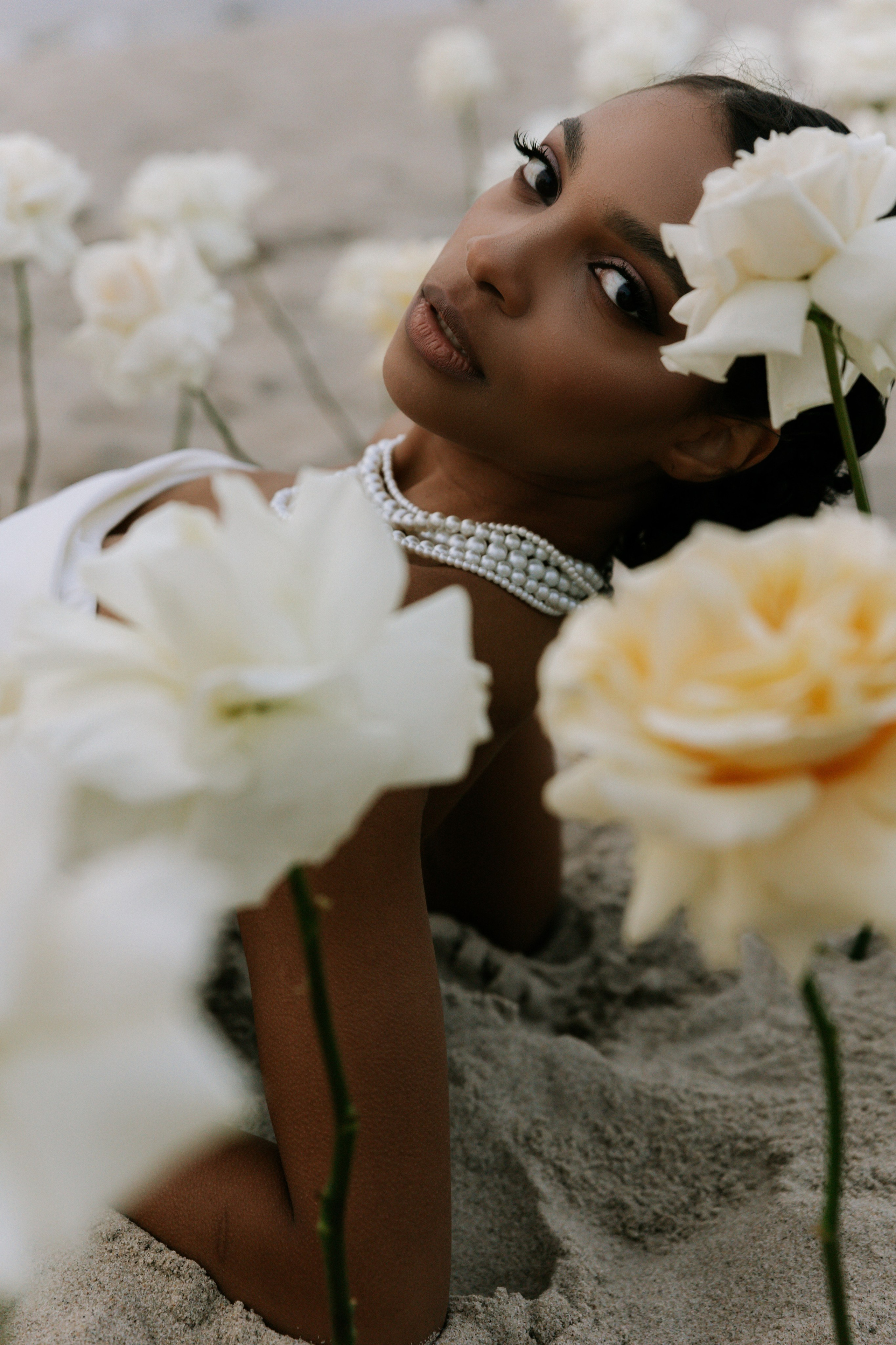 Выездная регистрация на море с белыми розами. Свадебный фотограф Калининград