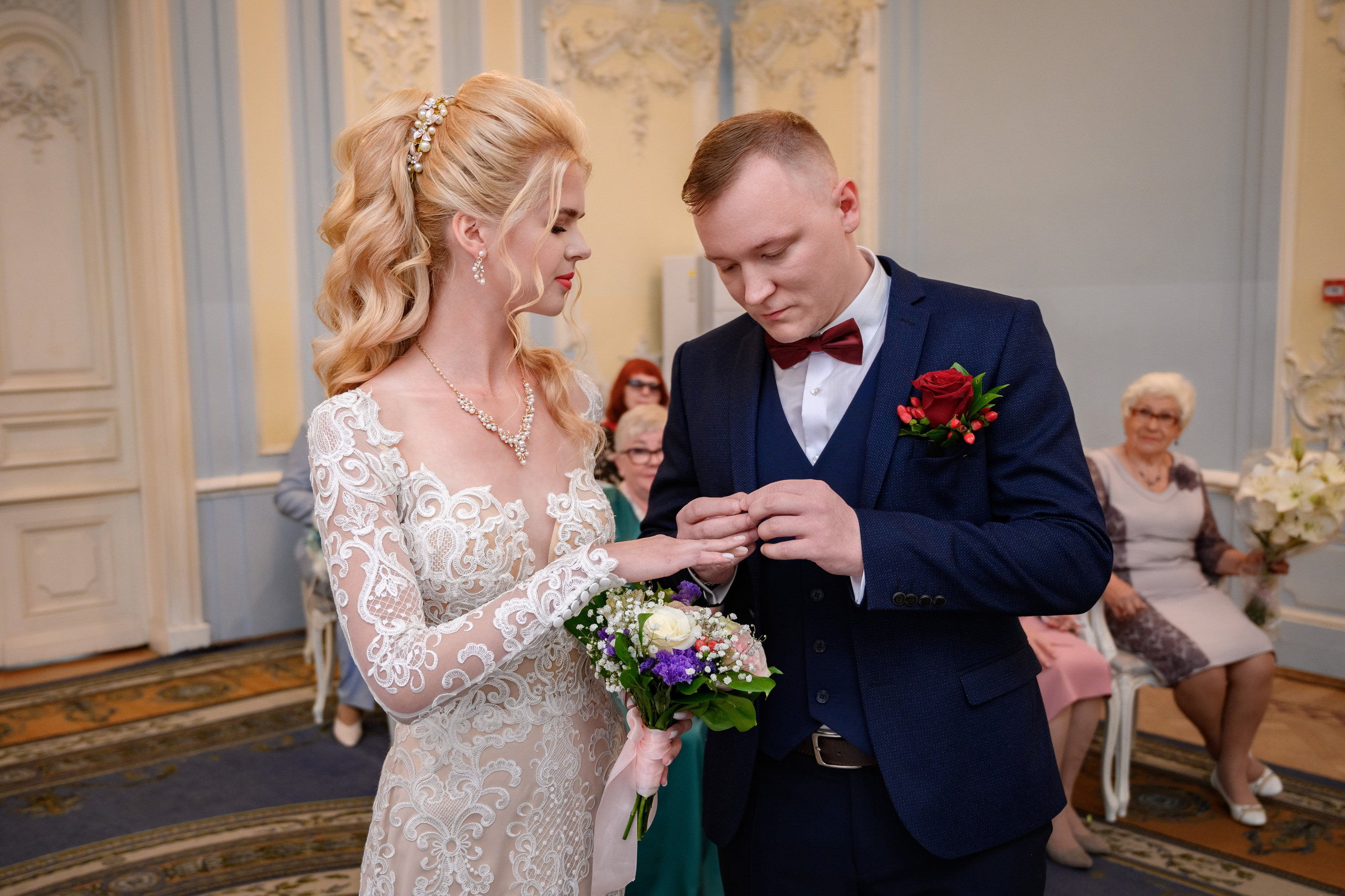 Стоимость свадебной фотосъёмки с обработкой всех фотографий от 9000 рублей.