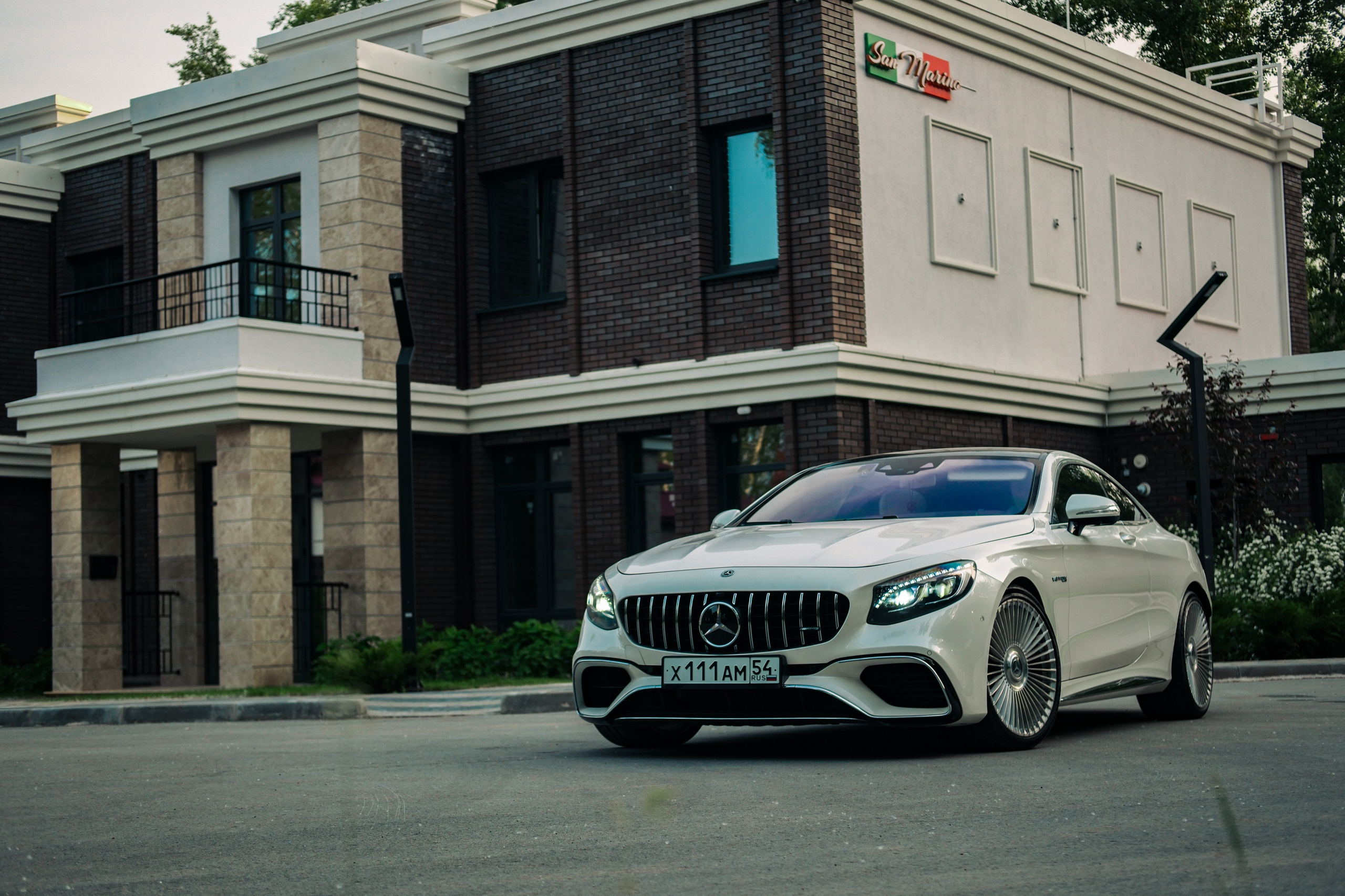 Профессиональная фотосессия Mercedes Benz S63 AMG Coupe в&nbsp;Новосибирске. Автомобильный фотограф Чанчин Владимир: детальные снимки кузова, интерьера и&nbsp;динамики. Съемка автомобиля для продажи