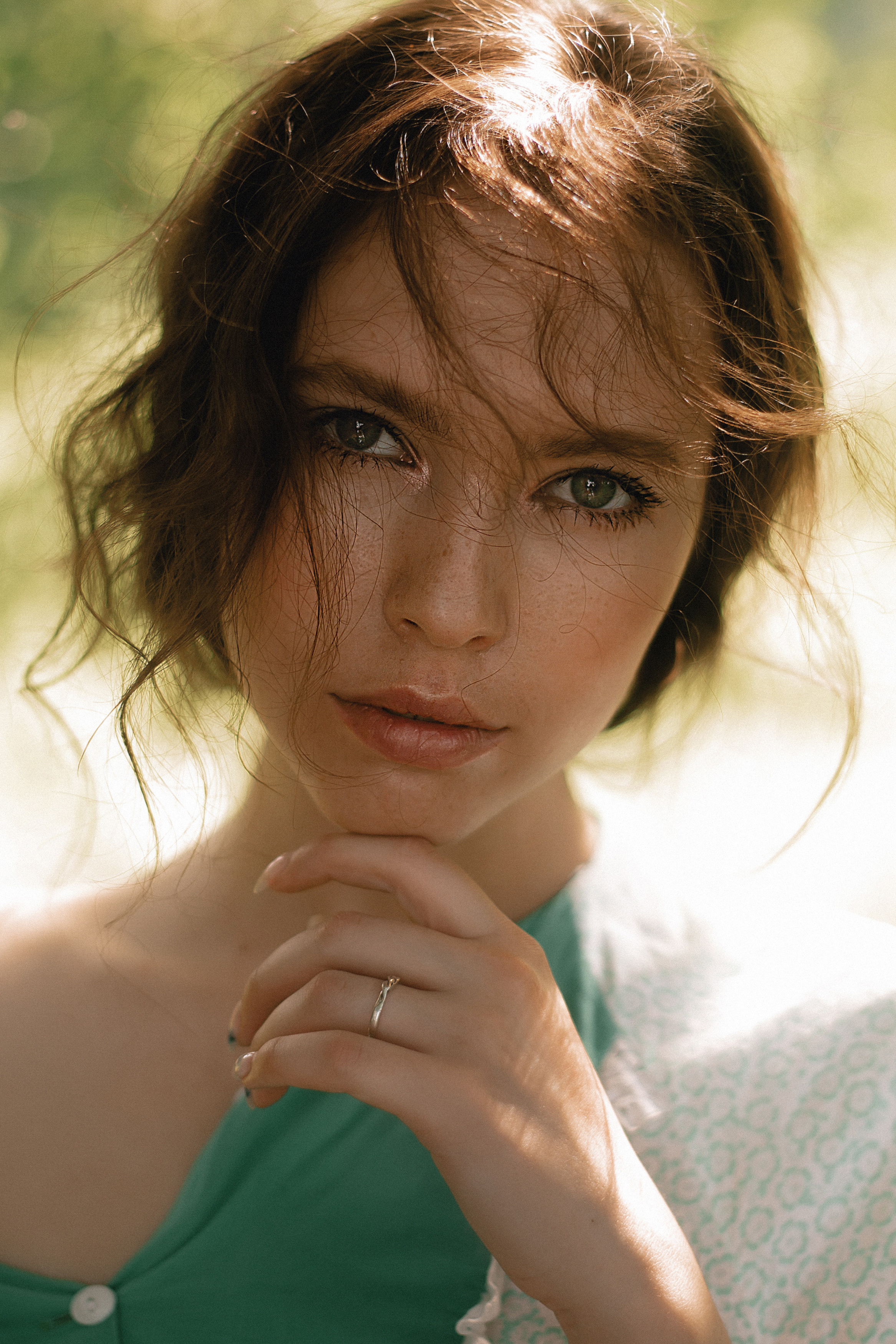 Девочка с персиками