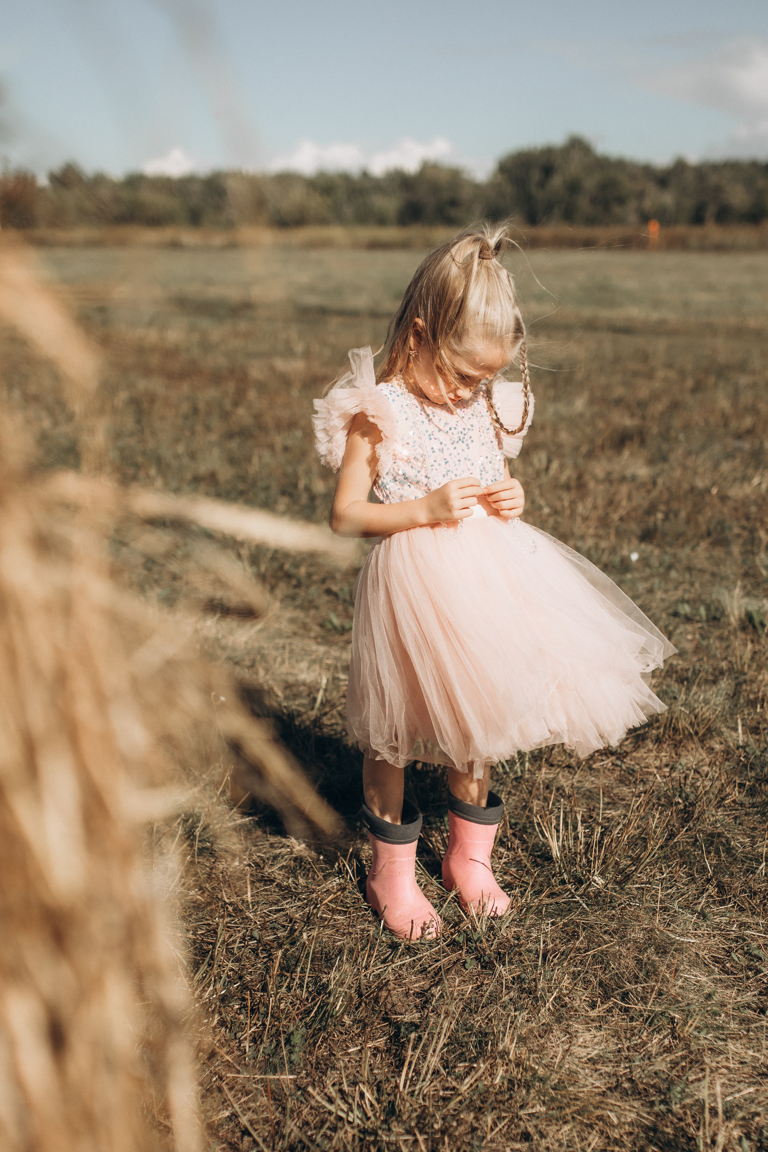 Вика и Миша на сене. Семейный фотограф lifestyle в Новосибирске Елена Шпилевая